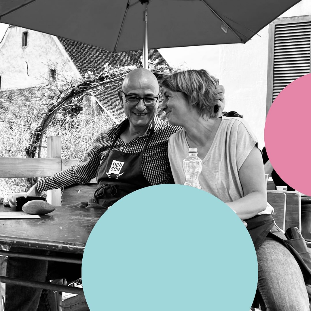 FRIENDLY TAKEOVER 😎👨🍳👩🍳
Fr. 17.10. ab 18.00 Uhr & Sa. 18.10. ab 12.00 Uhr, Friendly Takeover durch Freunde am Herd Für einmal à la Carte: von einfach bis speziell, von Grossmutter bis Gourmet. An den Pfannen:
Simone Weber & David Thommen mit Alice & Kurt Wyttenbach-Rippas. Weinberatung vor Ort:
Agostinis Weine, Basel.
Reservation ist erwünscht, begrenzte Platzzahl, wir freuen uns auf dich🧡 #freundeamherd #friendlytakeover #ochsenoltingen #ochsenmachtglücklich #baselland