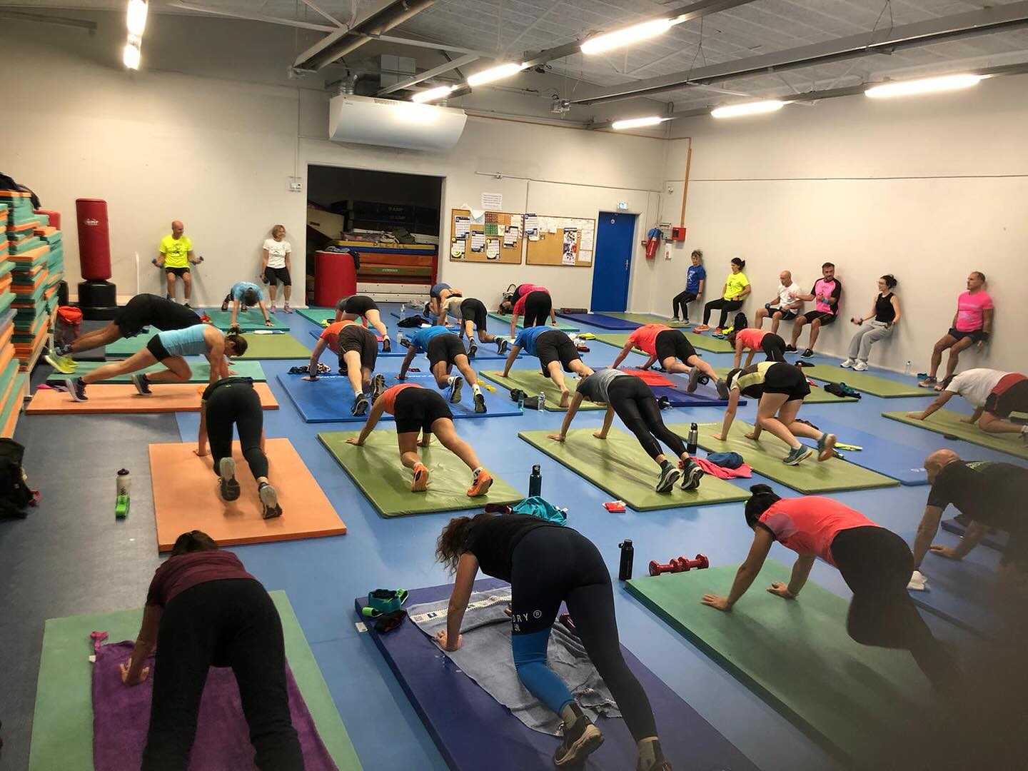 🏋️♀️ Le lundi soir, c’est renfo !
Parce que courir c’est bien… mais courir fort et sans blessure, c’est encore mieux 💥
Sous la houlette de Cécile et Ludovic, nos coachs pleins d’énergie, les Foulées de Beauregard transforment les courbatures du lundi en bonne humeur collective 😄
Gainage, squats, abdos, rires et dépassement de soi : la recette parfaite pour bien commencer la semaine 🔥
#LesFouléesDeBeauregard #RenforcementMusculaire #EspritClub #Motivation #SportEnsemble #TeamBeauregard #RunningFamily #Cohésion #BonneHumeur