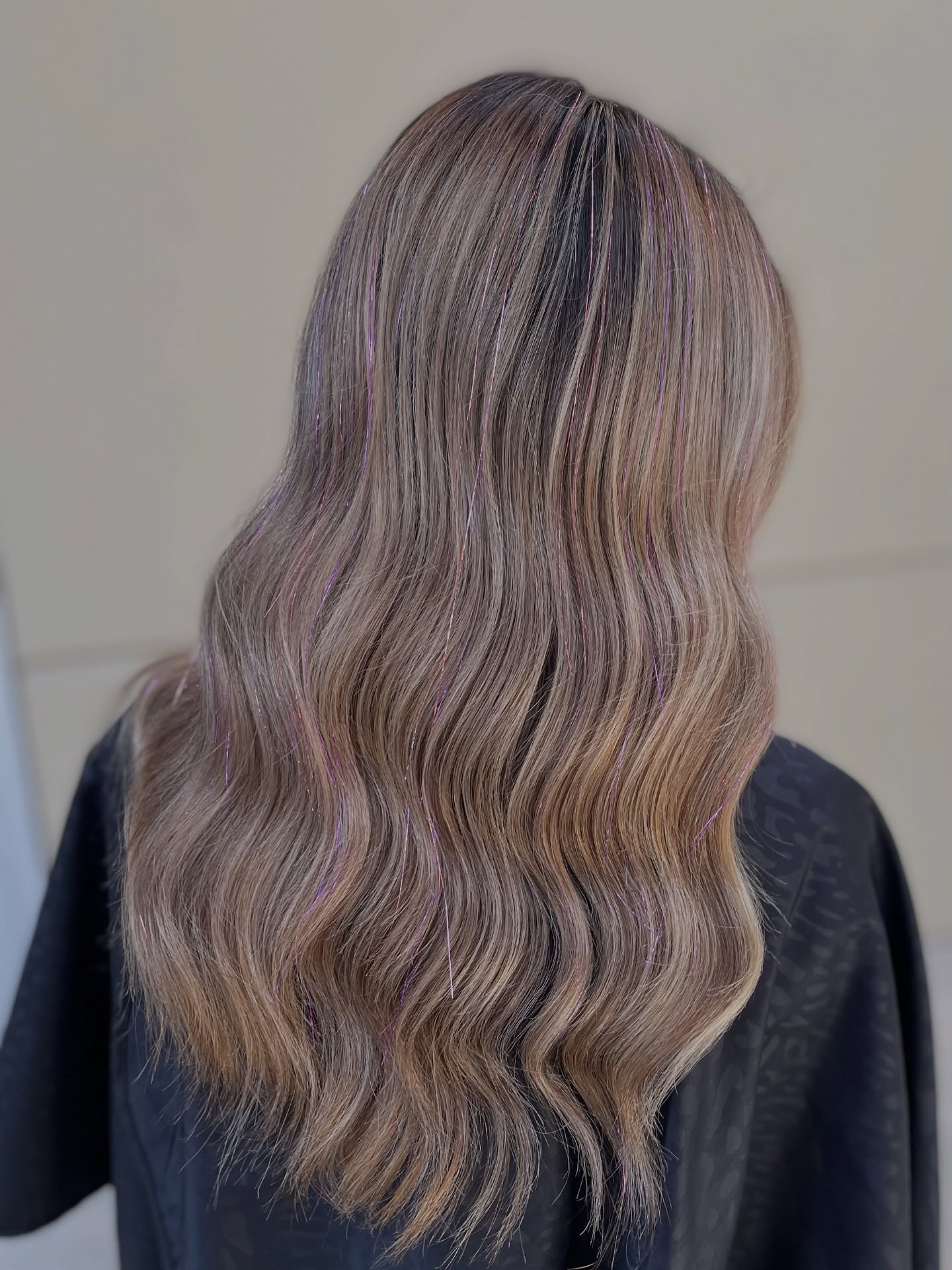 Bright and shining highlights โจ๐
What we did: Full highlights, root tapped and toned, styled with waves and finished with pink and purple tinsel.
#sanantoniohairstylist #sanantoniohair #satxhair #satxhairstylist #satxblowoutstylist
#sanantonioblowoutstyles #highlights #fullhighlight #blonde #blondehighlights #waves #tinsel @unite_hair @colorwowhair @redkenpro