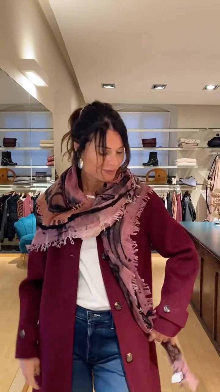 Questi capi spalla? Stupendi!!! E poi le stole di @falierosarti ✨✨✨
- Cappotto bordeaux €579
- Cappotto corto blu/marrone €559
- Cappotto lungo nero €619
- Cappotto blu/beige €619
- Stole da €340 a €435
#altamoda #capispalla #abbigliamentodonna #luxuryfashion #atelier51 #bogliasco