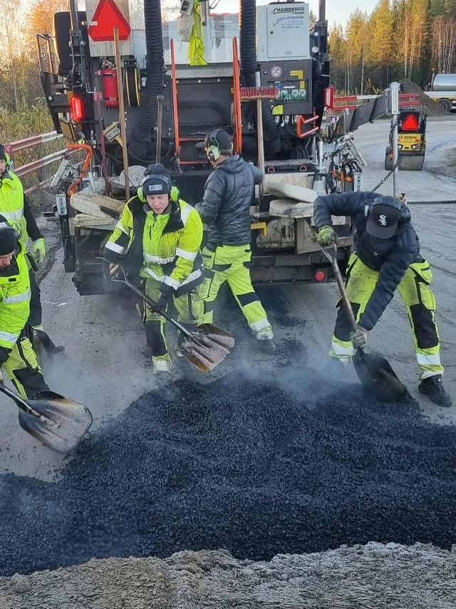 Idag har det hänt mycket på Pengfors Motorstadion. 🤩 Svevia har varit på plats och lagt 68 ton ny och fin asfalt där den varit dåligt och förlängt några bromspunkter👌
