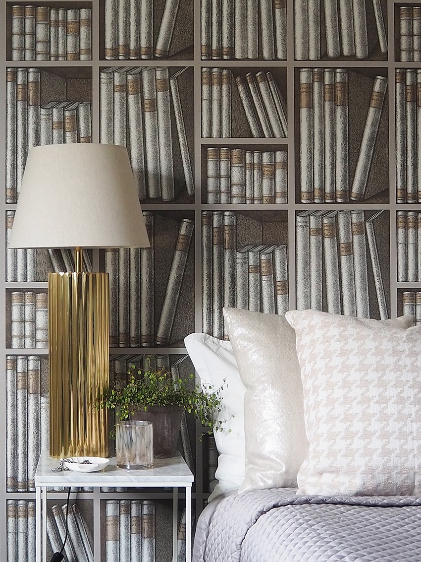 Sovrumstider 🌙
Nu när hösten är här är det den perfekta tiden att se över sovrummet och skapa den där riktigt ombonade platsen för att kunna landa efter dagen. 🍂
Klä sovrummet med mycket textilier textilier i lager på lager - det är det bästa sättet att få det ombonat. Fina sängkläder, stoppad sänggavel, kuddar, plädar, sängkappa, matta och såklart gardiner. Välj dova och lugna färger för att bygga upp en varm och lugnande känsla. Låt strukturer möta varandra – linne mot sammet, ull mot trä – och lägg till behaglig belysning som dämpar tempot och bjuder in till vila.
Dekorera med personliga ting, vackra detaljer och sådant som får dig att må bra. En bok du läser just nu, en vas med sommarens sista blommor eller ett fotominne som betyder något för dig. Det är just de där små sakerna som gör att sovrummet känns inbjudande, levande och helt ditt eget. 🤍
Sovrummet är faktiskt ett av mina absoluta favoritrum att inreda. Att skapa en plats för återhämtning, lite vardagslyx och avslappning är väl ändå det härligaste?! Och såklart alla textilier, detta är ju ett rum att verkligen gå loss i.
Jag hjälper gärna till att förvandla ditt sovrum till en mysig och elegant dröm och just nu har jag några luckor kvar i kalendern för hösten. 🕯️
👉 Hör av dig om du vill ha hjälp med idéer, planering eller en helhetslösning för ditt sovrum!
#inredsovrummet #inredningsdesigner #sovrumsinspo #sovrumsinspiration #sovrumsinredning #stoppadsänggavel #inredmedtextilier #inredningsdesigner #softtones #sovrum