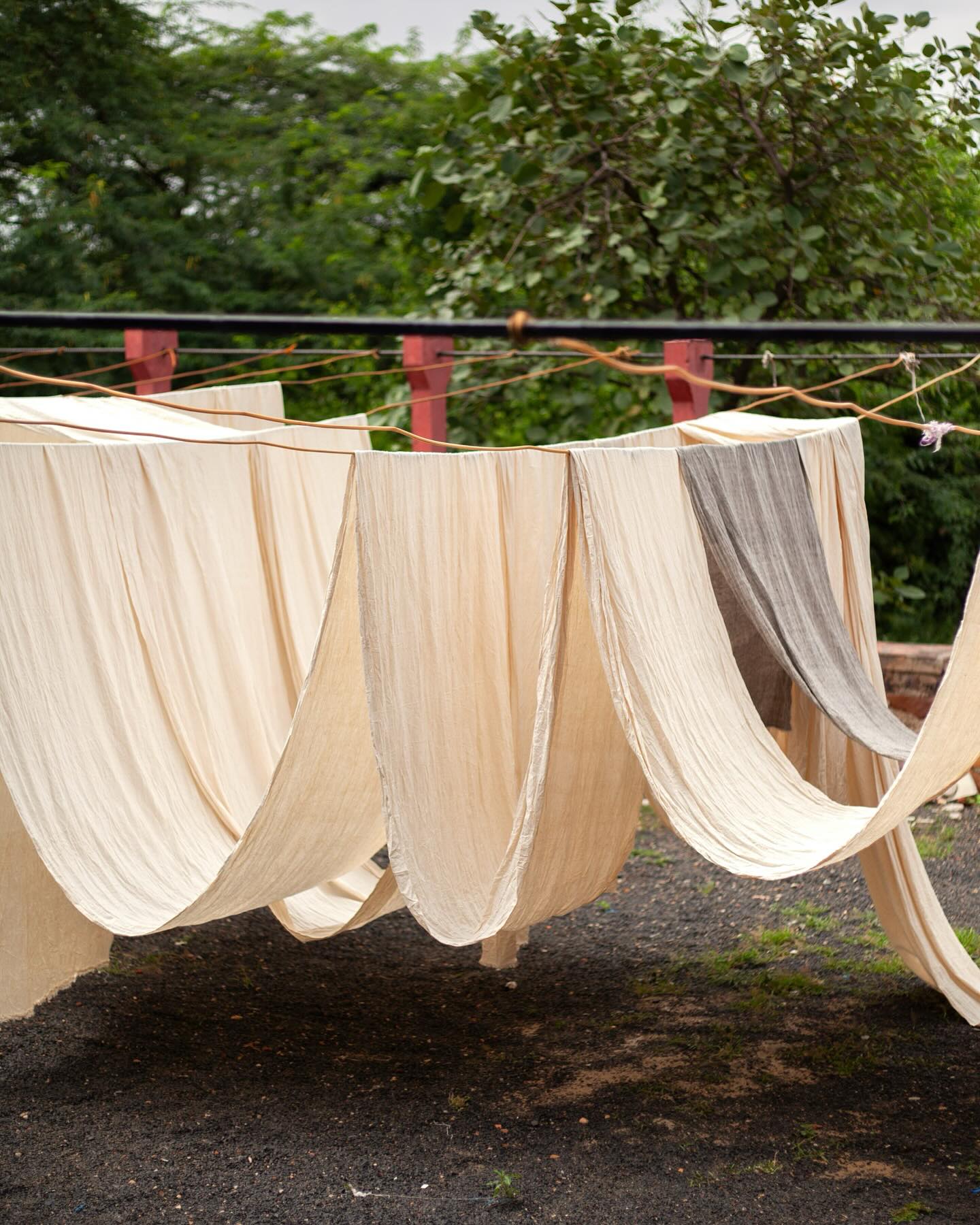 How special it is to know where your cotton comes from and where it’s been woven into cloth. ✨ We have a wide selection of handwoven organic cottons available per meter, ready for you to create your own beautiful piece with!
Available in store & on the fabric market every Saturday morning ⭐️