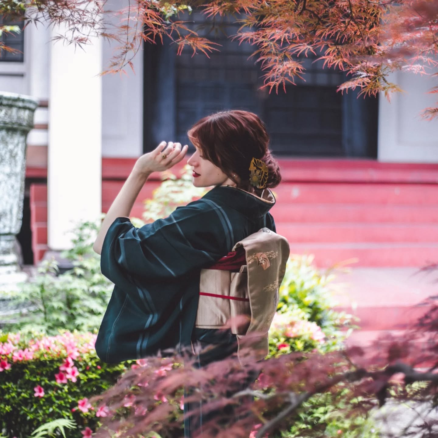 En 10 ans de vie au Japon, j'ai porté seulement deux fois le kimono. La première fois, c'était lors d'un voyage presse à Kyushu, ça date !
Ici, je porte un kimono des années 50, assorti d'un obi sur le thème de l'écriture.
À l'époque, les kimono étaient taillés sur mesure pour leurs propriétaires. Les kimono "vintage" sont donc tout indiqués pour les petits gabarits, puisque les Japonaises mesuraient en moyenne 1m55 jusque dans les années 1970 (source: Ministry of Education, Culture, Sports, Science and Technology of Japan)
Je ferai un post prochainement avec les détails de la tenue. Une petite merveille !
Merci à @inkimono pour ce shooting d'exception 🖤
Mots-clés: kimono - Japon - vie d'autrice
Hashtags: #kimono #japanstyle #vivreaujapon #vivreatokyo #viedauteur #viedautrice