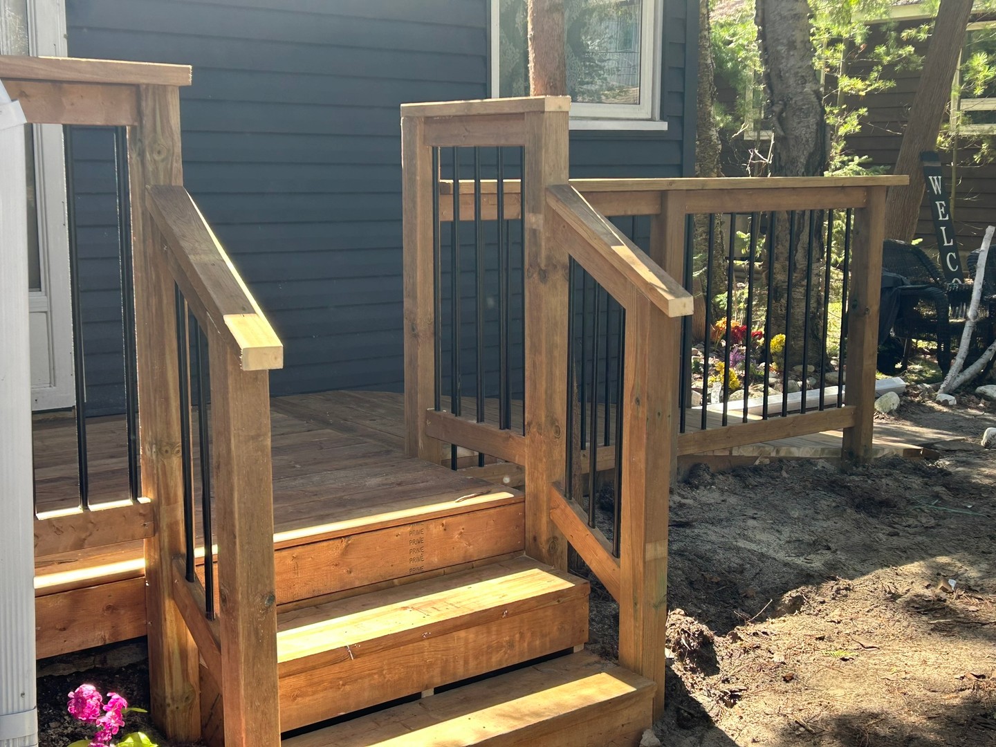 Wraparound entry 🔁
Stairs to landing, landing to walkway — clean, simple, solid.
Another one that just fits.