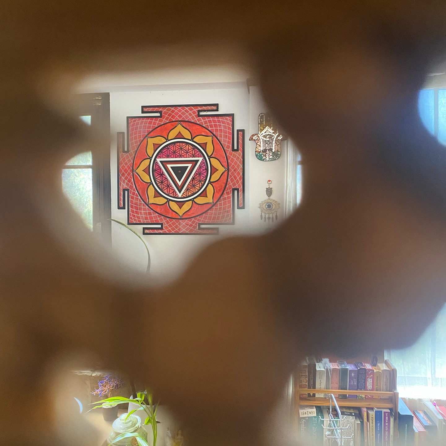 En mi experiencia, el Kali Yantra no solo embellece el espacio sino que lo consagra. Así, éste se vuelve Templo, un umbral donde el alma puede recordar su poder divino❤️🔥
Como todo yantra es un tipo de portal de conciencia y contacto místico, el Kali Yantra es un portal de purificación y transformación; una geometría viva que convoca a la Madre Negra, el arquetipo femenino que representa la fuerza de la destrucción y la regeneración. Una energía que disuelve la ilusión, el miedo y la cárcel del ego.
Allí donde se instala, alza su presencia y purifica el espacio. Eleva la vibración del entorno, lo convierte en un campo fértil para la sanación, la verdad y el despertar.
Gracias a @lunar.arte.plastico por esta pieza que complementa mi espacio de trabajo y hace de mi día a día una compañía revitalizante⚡️ Esta obra entre mis reliquias es resultado de un intercambio por lo que a cada una nos apasiona. Por ello, más allá del profundo simbolismo y grandísima presencia de esta pieza, es todavía más especial para mí💞✨🥹 Siempre muy agradecida con @danvaldiutronic ✨🌸
#kaliyantra #alquimiainterior #transmutacion #frecuenciamistica #yantra #espaciodetrabajo #limpiezainterior