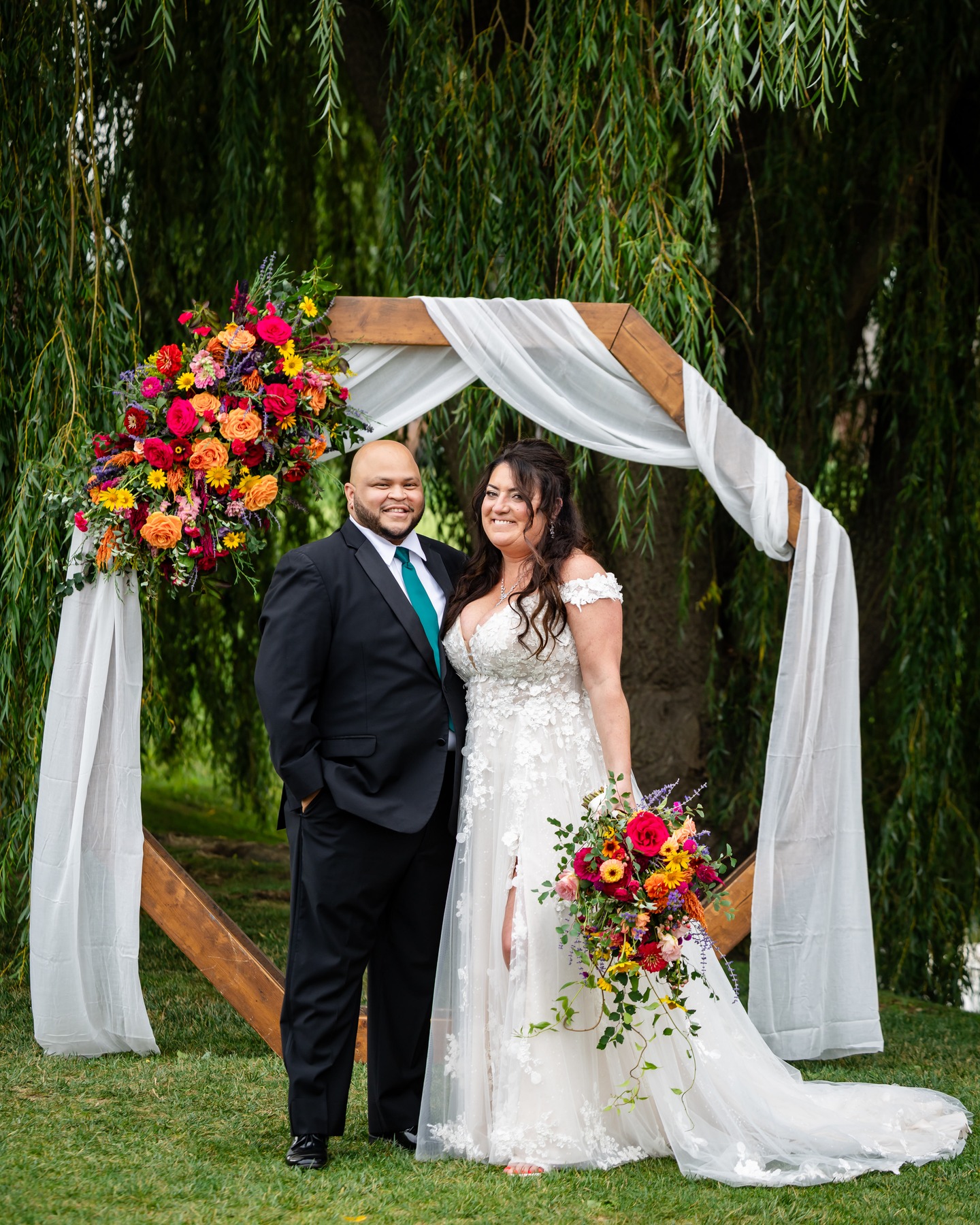 Coming in hot! Gorgeous photos of Alex & Jessica's beautiful wedding at @wed_at_arrowhead, perfectly captured by @tomasflint
#fallweddings #fallweddingflowers #colorfulwedding #buffaloweddings #rochesterweddingflorist #westernnyweddings #cascadingbouquet #gardenstylebouquet
