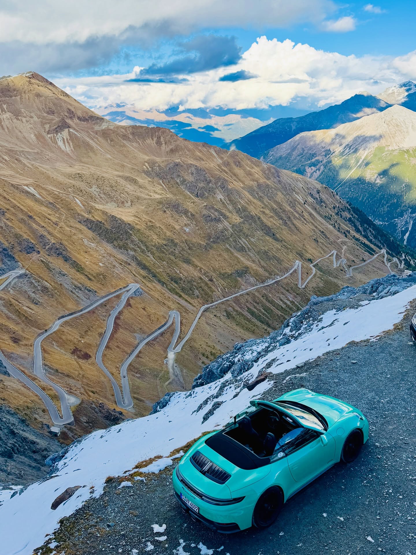 Where precision meets poetry in motion. ๐๏ธ
This yearโs Exclusive Experiences Porsche Road Trip carved through the legendary Stelvio Pass โ a dance of curves, clouds, and pure driving bliss.
#ExclusiveExperiences #PorscheRoadTrip #StelvioPass #LuxuryOnTheMove #Porsche
