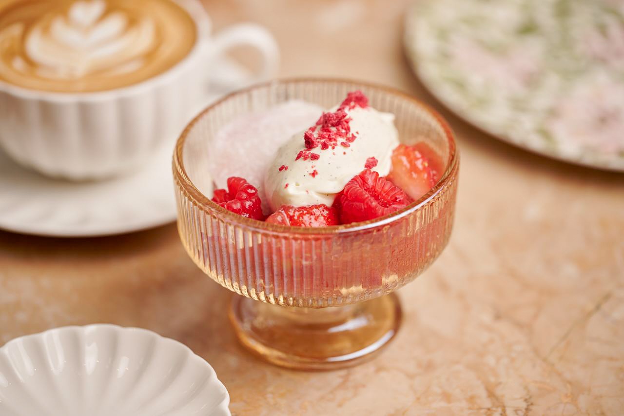 ♥️Berries and Cream with mochi sundae
Simple ingredients, but when they come together, the chemistry is pure magic.🪄✨
For reservations, click the “Reserve” button on our Instagram profile or visit our website. Walk-ins are warmly welcomed on a first-come, first-served basis. 💕
You may also view our latest menu offerings on our official website.
☎️ +852 2711 8088
🌐 www.medora.hk
📍G/F, 111 Wellington St, Central
#medorahk #chefvickycheng #鄭永麒 #central