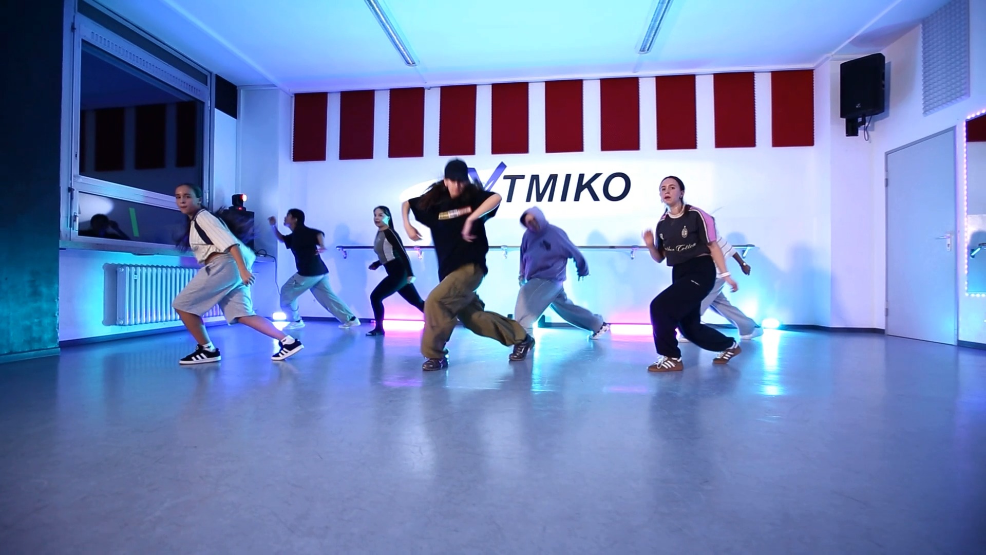 Das war unsere Urban Xperience class mit @adrusxhka letzten Freitag.
*
Danka an alle Teilnehmer und danke Adeline für die freshe Choreo. Wir freuen uns schon auf die nächste class mit dir.
>>>>>>>><<<<<<<<<
#urbanchoreography #urban #xperienceclass #stuttgart #rytmiko #0711 #danceclass #dancerslife #danceschool