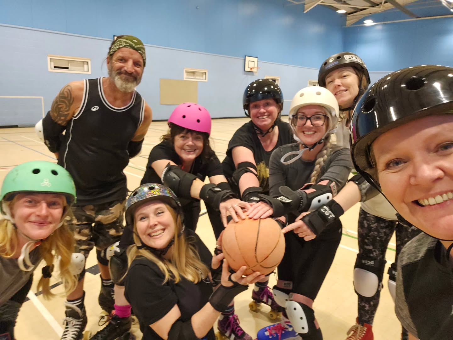 Tonight was a fun basketball session!
We did some drills to get used to travelling with the ball, catching and throwing with skates on. We had loads of shots at the basket and failed miserably.
Then we had a little game of 4 on 4. I dont know what the final score was, but we did have fun, and man, am I sweaty now!
I love Thursdays ❤️
No skating for 2 weeks now, so join us when we're back the 1st week of November for fun on skates!
Www.skatefitness.co.uk to book your slot
#skatefitness #fitnesscanbefun #swansea #sweatyeyebrows #cardio #endurance #ilovethursdays #literallydead #skating #basketball