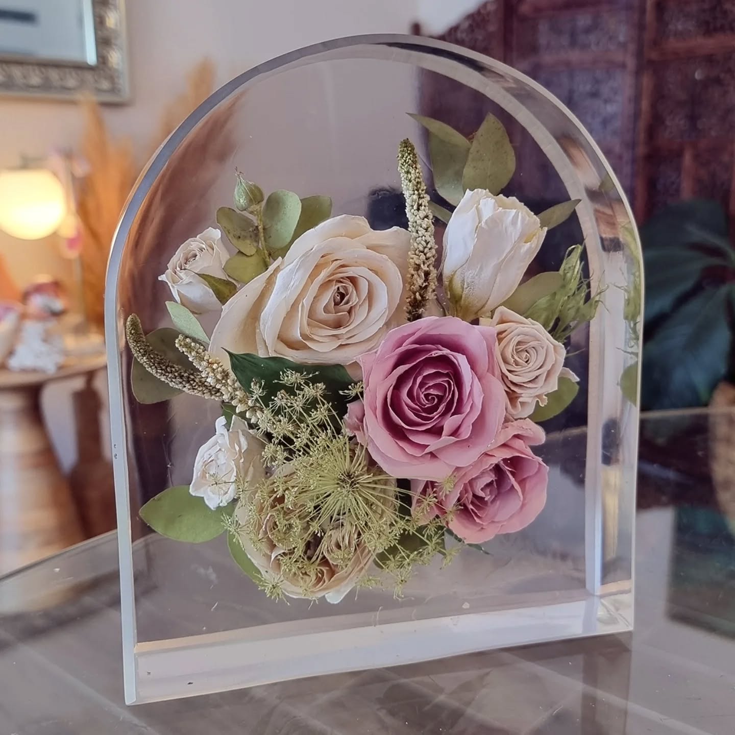 The Floral Arch ✨️ such a popular choice for our lovely clients at the moment. It's an elegant piece & Sarahs gorgeous blooms sit so beautifully inside of it ☺️🌷