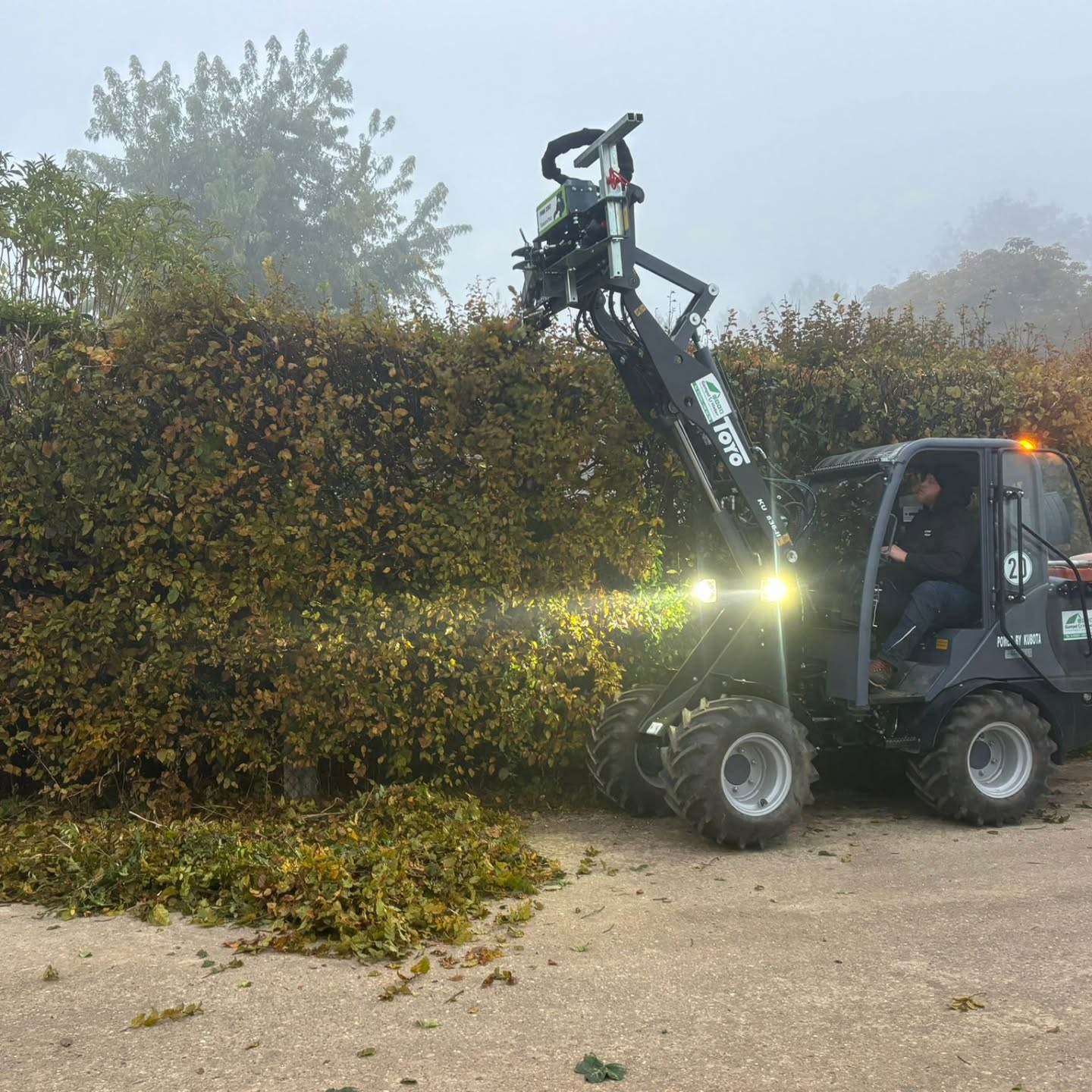 Hecken soweit das Auge reicht!
Unsere Männer geben wieder alles, mit neuster Technik und Jahrelanger Erfahrung sind wir für jedes Projekt gerüstet!
#gampelundhieberhausmeisterservice#hecken
#heckenschnitt#herbstzeitschönezeit