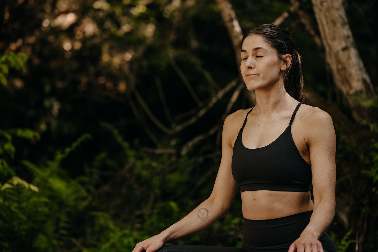 Plötzlich war alles still.
Kein Job. Keine Pläne. Nur Zeit.
Corona hatte alles gestoppt – und so sehr mich diese Leere zuerst verunsichert hat, hat sie mir gleichzeitig etwas geschenkt: Raum.
Raum, um zu spüren, was ich wirklich will.
Raum, um zu atmen, zu reflektieren, mich neu zu sortieren.
Yoga war schon länger Teil meines Lebens, aber in dieser Zeit hat es mir etwas gegeben, das ich nirgendwo sonst gefunden habe – Halt, Ruhe und Vertrauen.
So viel Kraft, dass ich mich schließlich entschieden habe, meine Yoga-Ausbildung zu beginnen.
Manchmal führt dich das Leben erst durch Stillstand, damit du erkennst, wo dein Weg wirklich weitergeht.
#findyourownway