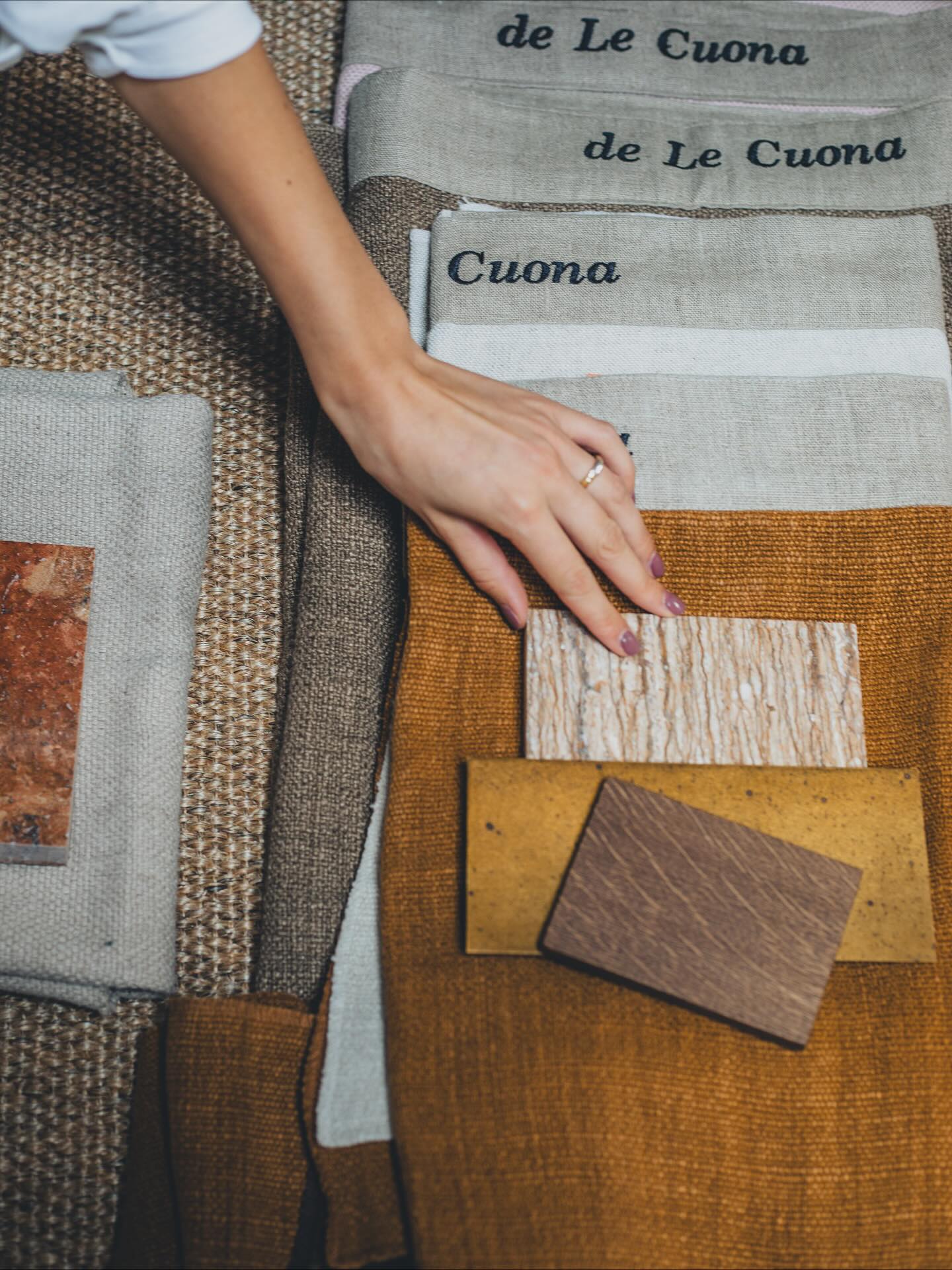 Uniquely tactile and exquisitely understated natural fabrics woven in the best European mills using the world’s finest natural fibres – flax, hemp, cashmere, wool, alpaca, and silk.
Textures that invite touch. Patterns that tell stories.
Refined. Authentically alive.
Poetically captured by @lifestyle_mallorca