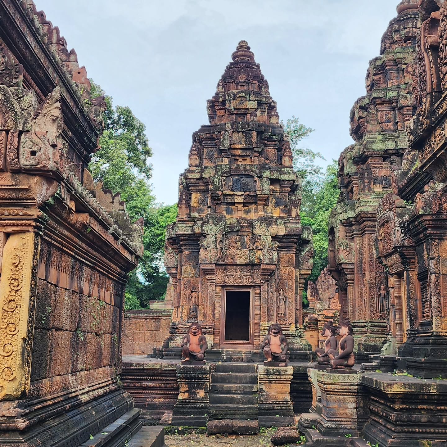Week Read my blog for more detail (link in bio)
Cambodia, Vietnam & Hong Kong
The past week we have seen a few more temples before leaving Cambodia.
Went to Ha Long Bay
Went to Hanoi, said farewell to the parents before they flew back to NZ
Checked out some of the views in Hanoi including Train Street
Left Hanoi and headed to Hong Kong, did a lot of walking around, saw the city lights at night by Ferry.
Went up to Victoria Peak and overlooked the city from up there.