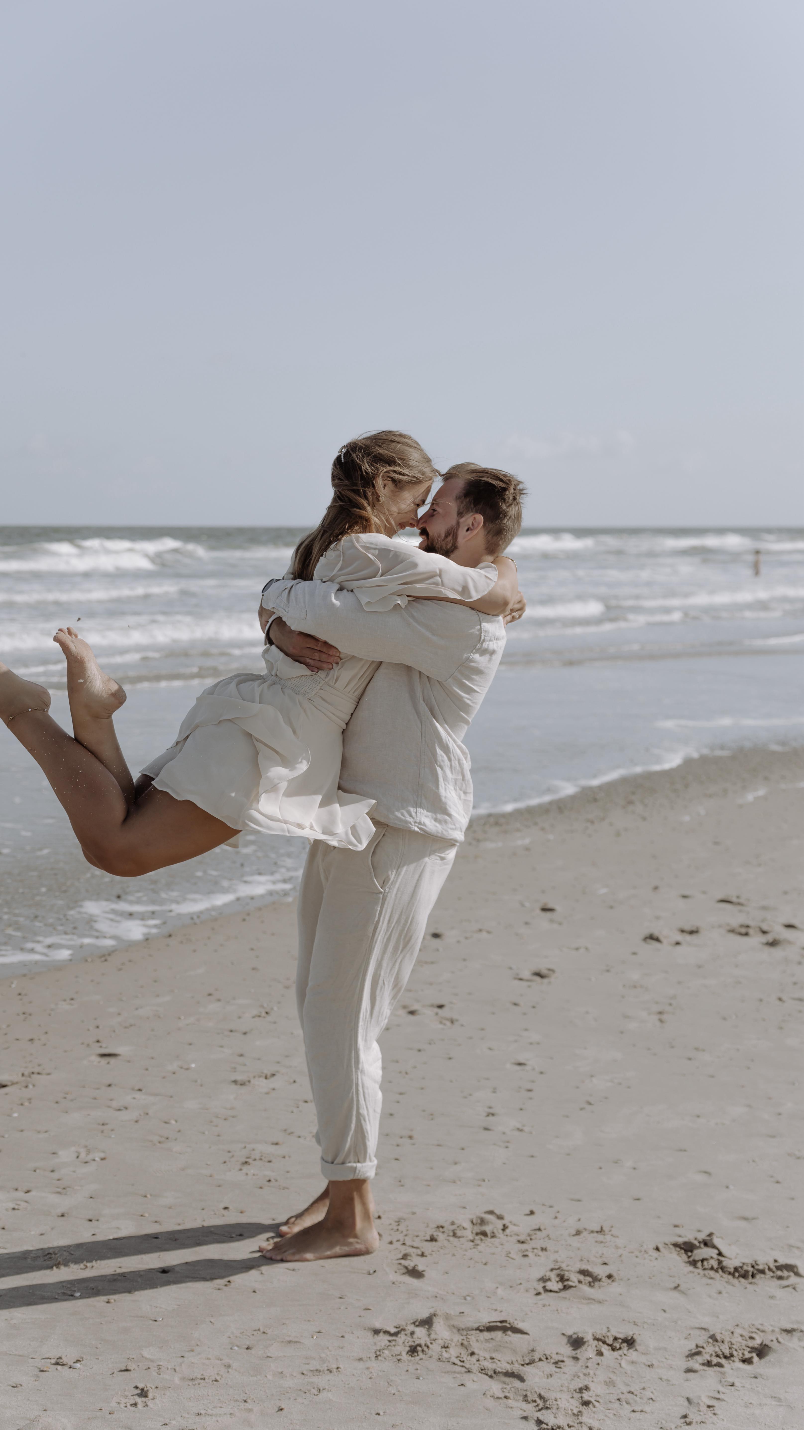 STELLT EUCH VOR: EURE VERLOBUNGSBILDER WERDEN NOCH SCHÖNER ALS DAS PINTEREST BOARD ✨
Und wisst ihr, warum?
Weil es dabei nicht nur um perfekte Posen oder schöne Fotos geht. Sondern um euch.
Eure Bilder werden besonders, weil sie auf euch abgestimmt sind – auf eure Geschichte, eure Verbindung, eure Art, miteinander zu sein.
Wenn ihr lacht, euch anschaut, euch ganz vertraut – dann entsteht etwas, das kein Pinterest-Board der Welt zeigen kann: Echtheit.
Diese Momente machen eure Bilder nicht nur ästhetisch, sondern emotional wertvoll.
Einmalig. Unersetzbar.
Euer Verlobungsshooting ist so viel mehr als „nur schöne Fotos“. 💍
Es ist eine Gelegenheit, euch als Paar noch einmal ganz bewusst zu erleben – ohne Trubel, einfach nur ihr zwei.
Ihr sammelt erste Erfahrungen vor der Kamera, lernt meine Art zu fotografieren kennen und spürt, wie leicht und natürlich es sich anfühlen darf.
So wird euer Hochzeitstag später umso entspannter – weil ihr wisst, dass ihr einfach ihr selbst sein dürft.
Und ganz nebenbei entstehen Bilder, die ihr für eure Save-the-Date, Einladungskarten oder euer Zuhause verwenden.
Sobald ihr eine Hochzeitsteportage bei mir bucht, bekommt ihr einen besonderen Rabatt oder bei entsprechender Stundenanzahl das Shooting sogar on top ✨
Ihr sucht noch eure Fotografin für 2026/2027? Dann meldet euch bei mir und wir sprechen über eure Wünsche & Visionen - eure Verlobungsbilder sind nur der Anfang wunderschöner Erinnerungen 🤍
#verlobungsshootingnorderney #paarshootingnorderney #norderneyfotograf #norderneyfotografie #nordseeliebe #meerliebe #beachshooting #destinationcouplesession #engagementshooting #verlobungsfotos #couplesession #lovestoryshooting #authentischverliebt #intimatecouplesession #fineartphotography #modernromance #timelesselegance #softtones #lichtundliebe #storytellingphotography #emotionalehochzeitsfotografie #naturallove #weddinginspo #weddingplanning #bridetobe2026 #hochzeitsinspiration #weddingphotographergermany #destinationweddingphotographer #romantischefotografie #coastallove