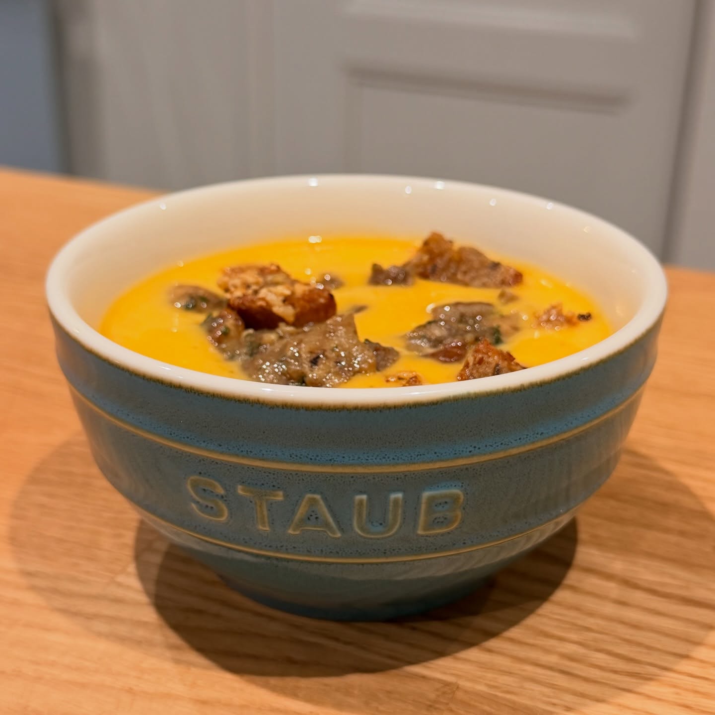 🍲 Velouté de butternut avec sa poêlée de cèpes et croûtons à l’ail… #tabledhotes 😋
recettedesaison #faitmaison #soupemaison #cèpes #staub #chambredhotes