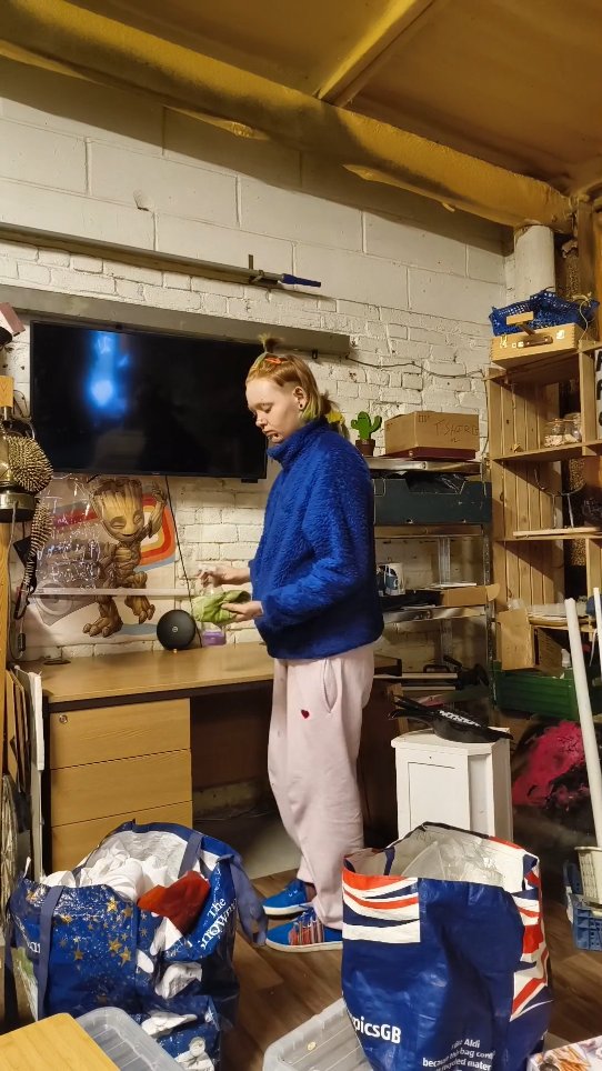 studio clear out with me (And mum featuring dad ) Part 1 😌
Few days in minutes !! Engore my teletubbie hair 😛
#art #artist #fineart #disabledartist #studio #studioclearout #cleaning #artstudıo #timelapse