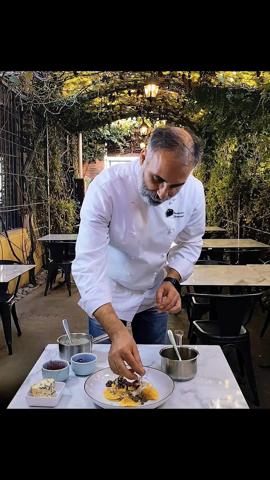 𝑩𝒆𝒏𝒕𝒐𝒓𝒏𝒂𝒕𝒆 𝑶𝒕𝒕𝒐𝒃𝒓𝒂𝒕𝒆 𝑹𝒐𝒎𝒂𝒏𝒆: 𝑰𝒍 𝒔𝒂𝒑𝒐𝒓𝒆 𝒅𝒆𝒍𝒍'𝒂𝒖𝒕𝒖𝒏𝒏𝒐 𝒊𝒏 𝒖𝒏 𝒑𝒊𝒂𝒕𝒕𝒐.
𝐿𝑒 "𝑂𝑡𝑡𝑜𝑏𝑟𝑎𝑡𝑒 𝑅𝑜𝑚𝑎𝑛𝑒" 𝑠𝑜𝑛𝑜 𝑡𝑜𝑟𝑛𝑎𝑡𝑒! 𝐴𝑏𝑏𝑖𝑎𝑚𝑜 𝑑𝑒𝑑𝑖𝑐𝑎𝑡𝑜 𝑢𝑛 𝑛𝑢𝑜𝑣𝑜 𝑚𝑒𝑛𝑢̀ 𝑖𝑛 𝑒𝑑𝑖𝑧𝑖𝑜𝑛𝑒 𝑙𝑖𝑚𝑖𝑡𝑎𝑡𝑎 𝑎𝑖 𝑠𝑎𝑝𝑜𝑟𝑖 𝑐𝑎𝑙𝑑𝑖 𝑒 𝑎𝑣𝑣𝑜𝑙𝑔𝑒𝑛𝑡𝑖 𝑑𝑒𝑙𝑙'𝑎𝑢𝑡𝑢𝑛𝑛𝑜, 𝑜𝑚𝑎𝑔𝑔𝑖𝑎𝑛𝑑𝑜 𝑙𝑎 𝑡𝑟𝑎𝑑𝑖𝑧𝑖𝑜𝑛𝑒 𝑐𝑎𝑝𝑖𝑡𝑜𝑙𝑖𝑛𝑎 𝑑𝑖 𝑓𝑎𝑟𝑒 𝑓𝑒𝑠𝑡𝑎 𝑓𝑢𝑜𝑟𝑖 𝑝𝑜𝑟𝑡𝑎.
𝐿𝑜 𝐶ℎ𝑒𝑓 𝐹𝑟𝑎𝑛𝑐𝑒𝑠𝑐𝑜 𝑆𝑝𝑒𝑟𝑎𝑛𝑑𝑒𝑜 𝑣𝑖 𝑝𝑟𝑒𝑠𝑒𝑛𝑡𝑎 𝑙𝑎 "𝑍𝑢𝑐𝑐𝑎 𝑒 𝐿𝑒𝑝𝑟𝑒": 𝑢𝑛 𝑒𝑞𝑢𝑖𝑙𝑖𝑏𝑟𝑖𝑜 𝑝𝑒𝑟𝑓𝑒𝑡𝑡𝑜 𝑡𝑟𝑎 𝑖𝑙 𝑔𝑢𝑠𝑡𝑜 𝑑𝑒𝑐𝑖𝑠𝑜 𝑑𝑒𝑙𝑙𝑎 𝑐𝑎𝑐𝑐𝑖𝑎𝑔𝑖𝑜𝑛𝑒 𝑒 𝑙𝑎 𝑑𝑜𝑙𝑐𝑒𝑧𝑧𝑎 𝑠𝑡𝑎𝑔𝑖𝑜𝑛𝑎𝑙𝑒 𝑑𝑒𝑙𝑙𝑎 𝑧𝑢𝑐𝑐𝑎. 𝑈𝑛 𝑝𝑖𝑎𝑡𝑡𝑜 𝑐ℎ𝑒 𝑝𝑟𝑜𝑓𝑢𝑚𝑎 𝑑𝑖 𝑏𝑜𝑠𝑐𝑜 𝑒 𝑑𝑖 𝑐𝑜𝑛𝑣𝑖𝑣𝑖𝑎𝑙𝑖𝑡𝑎̀.
𝐶ℎ𝑒𝑓 @fradeatails
Non perdete questa edizione speciale, disponibile solo per un periodo limitato.
Vi aspettiamo a pranzo il sabato e la domenica (dalle 12:30 alle 15:00) e a cena dal lunedì alla domenica!
𝐈𝐧𝐟𝐨 𝐞 𝐏𝐫𝐞𝐧𝐨𝐭𝐚𝐳𝐢𝐨𝐧𝐢
📍 Via Alessandro Volta 36, Testaccio, Roma
📞 06 5741369
🌐 Prenota ora: Link in BIO!
#MastroGiorgio #CucinaRomana #Testaccio #RomaRistoranti #FoodieRoma #SaporiAutentici #TradizioneEInnovazione #OttobrateRomane #MenuDegustazione #ZuccaELepre #Autunno #Cacciagione #PranzoRoma #CenaRoma