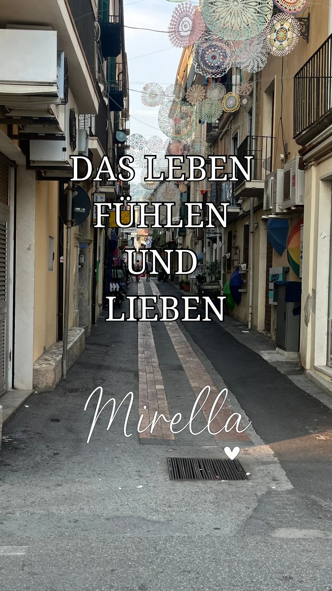 🇮🇹 Italien ist kein Ort – es ist ein Gefühl.
Es sind diese stillen Momente, wenn die Sonne das Meer küsst,
und du plötzlich weißt, dass du genau da bist,
wo du immer sein wolltest. 🌅
Nicht perfekt. Nicht geplant.
Aber echt.
✨ Mirella Goes to Italy – mein neues Leben am Meer.
#mirellagoestoitaly #ladolcevita #neuanfangammeer #italienliebe #calabria #lebeninitalien #meerblick #sonnenuntergang #dolcevitalifestyle #auswandernnachitalien #meinweg #meerliebe #italianvibes #slowliving #neuesleben #marecalabrese #sunset #italianmoments