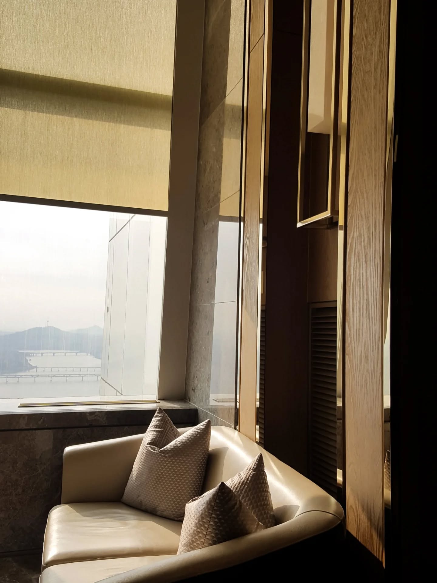 My visual journal begins at Signiel Seoul, 99 floors above the city — a quiety luxury in the sky.
Learn more about Signiel Seoul at: eunycekim.com/journal