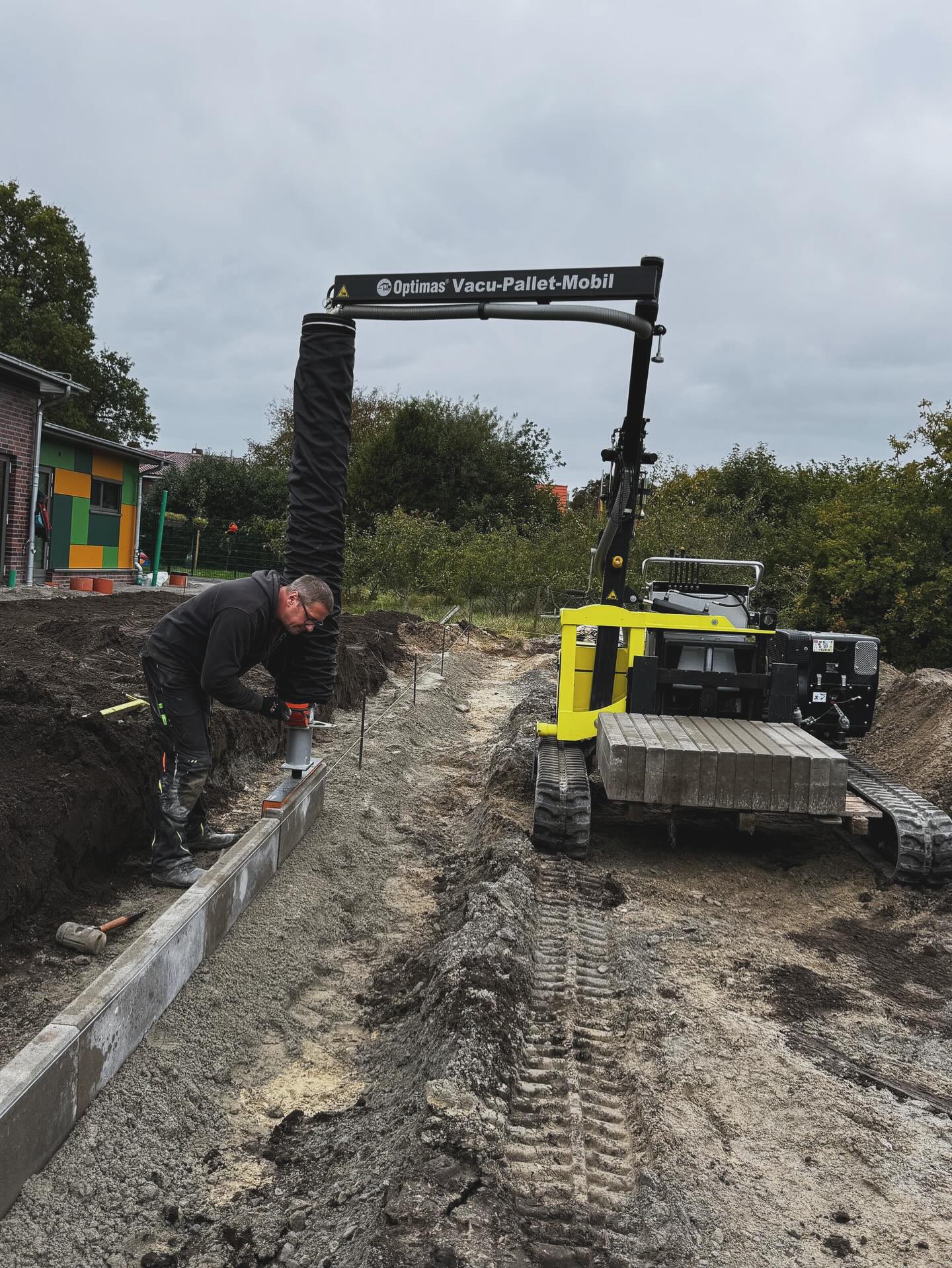 🦺 Präzision trifft Power!
Heute setzen wir neue Bordsteine
millimetergenau mit moderner Vakuumtechnik 💪
Dank unseres Optimas Vacu-Pallet-Mobil können wir schwere Elemente effizient und rückenschonend verlegen. So entsteht Schritt für Schritt ein sauberer und langlebiger Randabschluss.
🌿 Qualität, auf die man bauen kann.
🚜 Moderne Technik im Einsatz.
👷 Handwerk mit Leidenschaft.
@optimas_pavingspecialist
#saathoffgalabau #galabau #tiefbau #straßenbau #parkplatz #neugestaltung #wirmachensmöglich