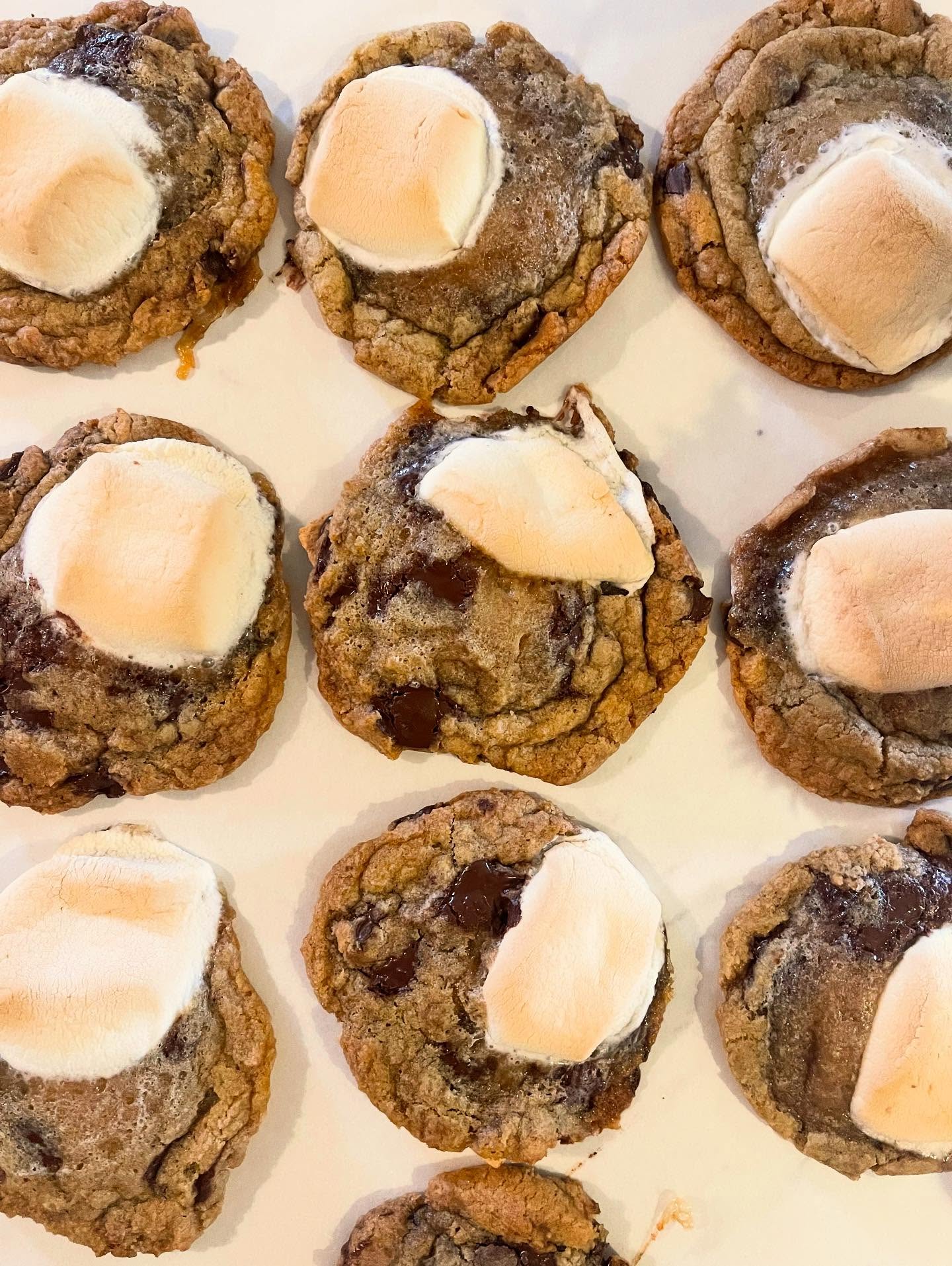 Fall vibes only: warm cookies, gooey marshmallows, and a hint of nostalgia 🍫🍂