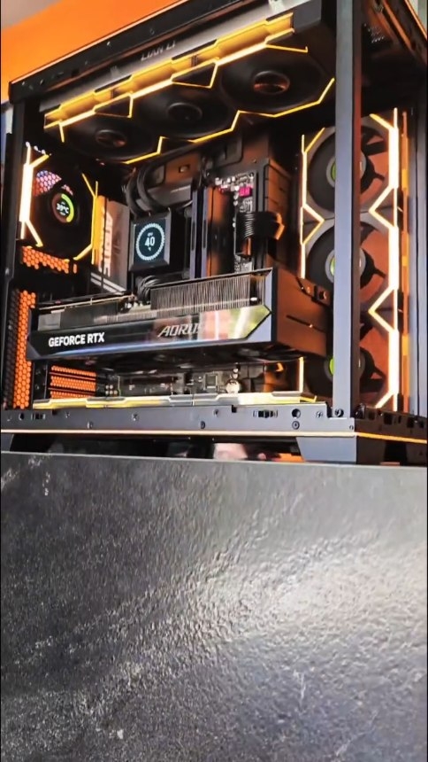 Quando a performance encontra a perfeição. 🚀
Nossos PCs de alta performance são projetados para levar seu jogo ao limite, e cada detalhe conta. Desde a seleção dos componentes até a montagem impecável e a organização dos cabos, tudo é feito com a precisão de um especialista.
O resultado?
Uma máquina que não te abandona na hora H.
Se você busca o setup definitivo, feito para a vitória, você acaba de encontrar. Chega de gargalos, comece a dominar o jogo com a Única.
.
.
.
.
.
.
.
Conheça nossa linha completa de PCs gamers prontos para o combate. Link na bio!
Orçamentos via WhatsApp 🟢 Link na Bio
🇧🇷 Enviamos pra você com seguro 🚛
💳 Parcelamento em até 12x sem juros
🟠 Única Computadores - Criciúma SC
#gamer #gaming #pc #upgrade