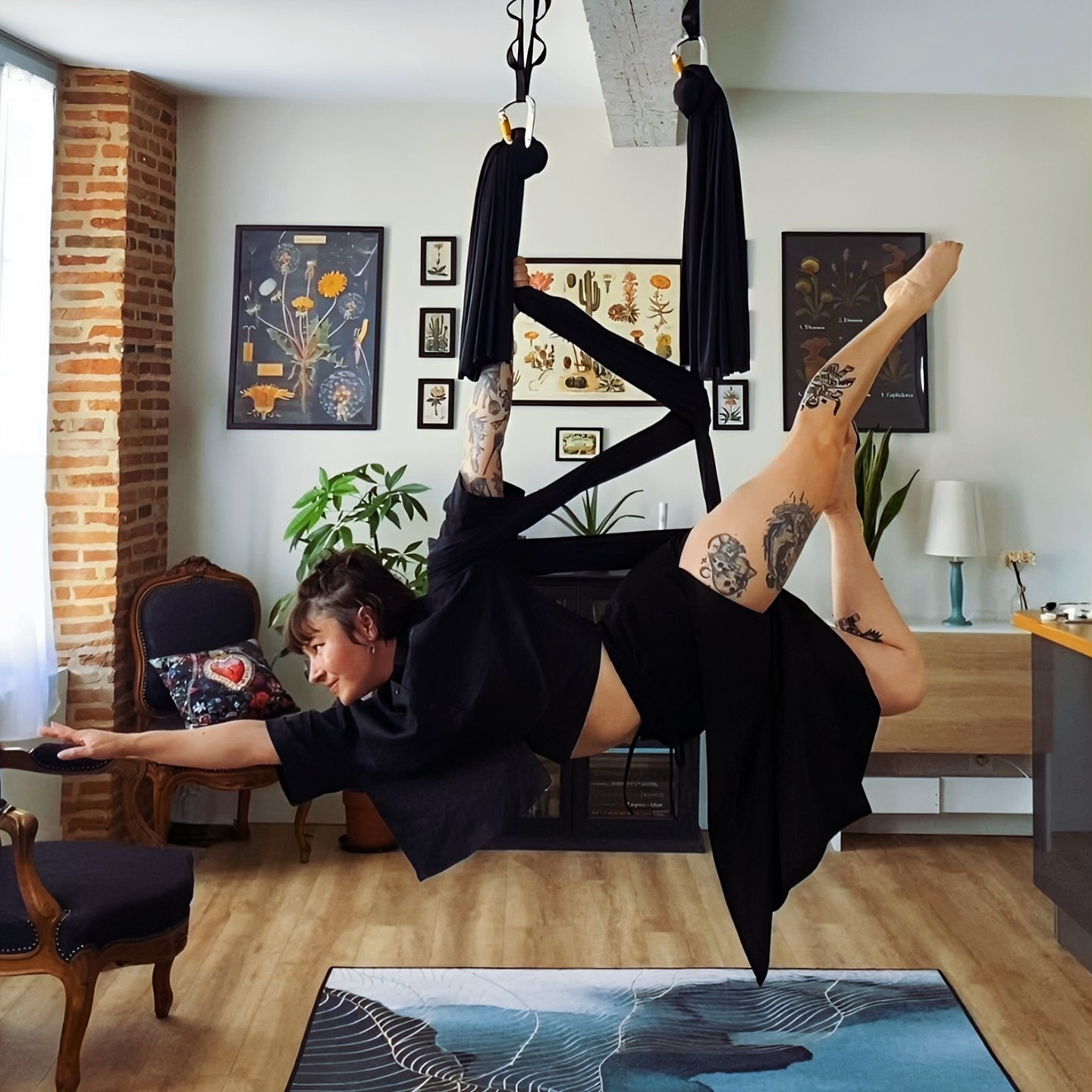 Nouvelle posture unlock ! Jacob’s ladder, posture intermédiaire ! N’hésitez pas à me dire si vous vous voulez un tutu en commentaire 😊 Je profite de l’occasion de vous rappeler le stage de danse aérienne du 26 octobre prochain de 14h-16h à Gaillac 😊✨
La Danse Aérienne qu’est ce que c’est?
Entre ciel et terre, cette discipline hybride marie avec élégance des mouvements chorégraphiés et la liberté de l’aérien.
Une pratique unique à la croisée entre la danse et le cirque qui vous offre à la fois une sensation de légèreté, de joie et vous permets de repousser vos propres limites.
Plongez dans un univers, où vous pourrez danser, flotter, jouer avec l’attraction terrestre et trouver la fluidité du mouvement grâce aux tissus suspendus.
Pour Qui?
Ouvert à touxtes, ce stage d’initiation s’adresse aux personnes qui souhaitent découvrir cette pratique.
Prix?
40 euros
Réservation obligatoire, places limitées, n’hésitez pas à m’envoyer un petit message.
#aerialdance #aerial #aerialarts #aerialhammock #aerialpractice #aerialphoto #aerialist #aerialyoga #aerialpose #aerialsilks