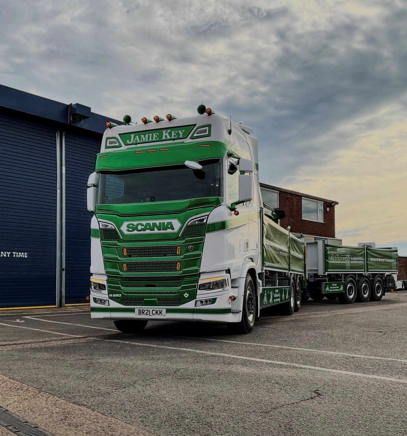 How about this for a special delivery👀💚
J. N. Key Logistics have taken delivery of this truly special Scania S660 V8. Supplied by Keltruck Account Manager, Simon McGuiness.
This fantastic unit stuns in it's bright livery and comes complete with bodywork and livery fitted by Massey Truck Engineering Ltd.
Congratulations to all the team at J. N. Key Logistics on the handover of this magnificent unit!
#SuppliedByKeltruck #ScaniaV8