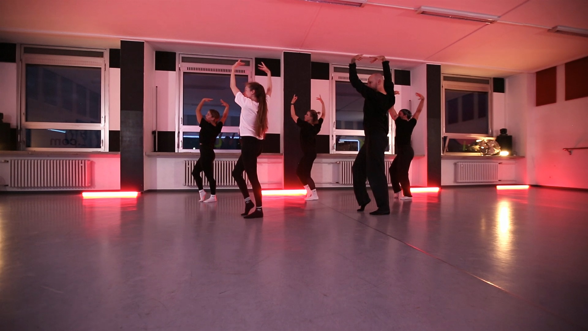 Bewegung wird zu Emotion, Raum wird zur Bühne. Danke für eure Energie bei jeder Session.
<
Contemporary (Technik & Choreo): Jeden Dienstag ab 19:30 (150 min) mit @jonasflorian_