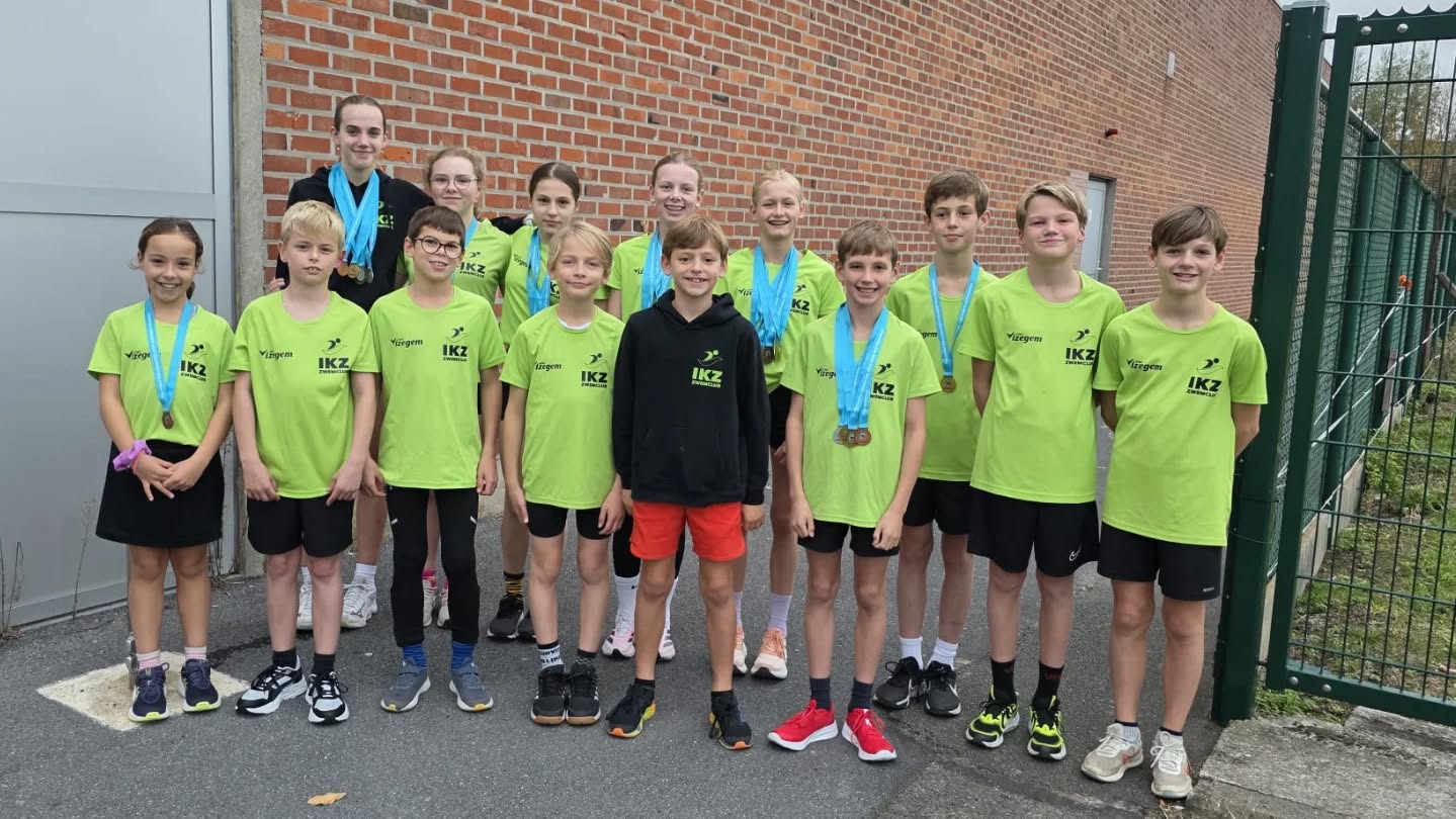 Vorig weekend stonden er 19 zwemmers aan de start van het PK korte baan in Diksmuide. We keerden huiswaarts met 28 medailles: 8x goud, 10x zilver en 10x brons. Er zijn persoonlijke records en clubrecords gezwommen. Proficiat aan alle deelnemers. (ontbreken op de foto: Hasse Depuydt, Juliet Vandaele, Marilou Vansteenkiste, Henri Dierckens, Niel Vanhee)
#proficiat #Diksmuide #Medailles