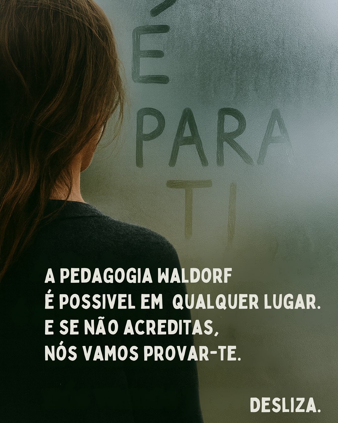 A Pedagogia Waldorf é acessível a qualquer um.
E não, não precisas de uma escola alternativa, de brinquedos perfeitos ou de te tornares antropósofo/a da noite para o dia.
Precisas de algo muito mais simples e muito mais profundo:
Um olhar que vê a criança como ser sagrado, inteiro, capaz.
Durante anos ouvimos:
“Mas isso só funciona numa escola Waldorf…”
“Eu não domino a antroposofia, não posso ser um educador Waldorf.”
E a verdade é que essa crença é o maior obstáculo.
Porque a Pedagogia Waldorf é uma pedagogia enraizada numa visão do ser humano: uma visão antroposófica, profunda, cheia de beleza, mas não precisas de dominar toda a cosmovisão para sentires o essencial:
→ Ver a criança como ser integral (corpo, alma, espírito)
→ Respeitar os seus ritmos
→ Educar pela presença, não pela pressa
→ Criar beleza, calma, reverência no quotidiano
Isso?
Isso cabe em qualquer lugar.
Numa creche social. Num jardim de infância publico. Em casa, no meio da natureza.
O essencial não depende do espaço, depende do teu olhar.
Se duvidas vem participar no Ciclo “Pedagogia do Invisível”.
4 encontros. Ao fim do dia.
Não é uma formação em antroposofia.
É uma imersão prática no olhar da Pedagogia Waldorf aquele que vê a criança como ser integral.
O que vais descobrir:
→ Como encarnar os princípios Waldorf mesmo sem dominar a antroposofia
→ Como criar ritmo e rotina, onde tudo corre depressa
→ Como te tornares o adulto que a infância precisa com neurociência, pedagogia e prática real
O Link está na bio — ultimas vagas.
Porque o que educa não é o conhecimento teórico.
É o humano que encarna a visão.
Sem risco. Sem pressão.
Se não ressoar contigo, no final do primeiro encontro, devolvemos-te o valor.💛