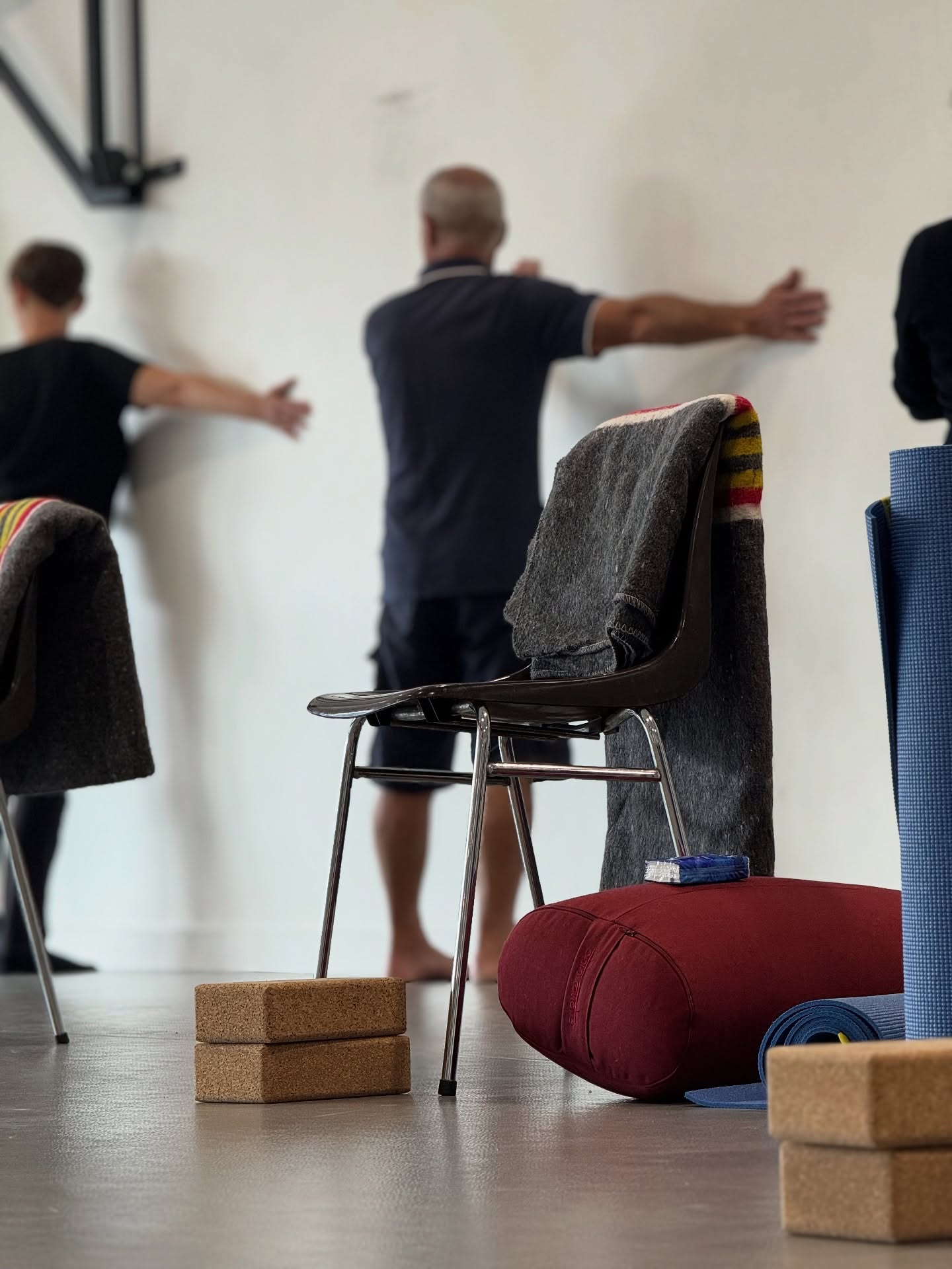 ADAPTER / S’ADAPTER on peut en avoir besoin pour beaucoup de raisons : une blessure, de la fatigue, l’âge, le moment de vie… Si l’adaptation passe souvent dans le yoga par une suggestion du/de la professeur.e (l’ajout d’un accessoire, par exemple) il doit surtout venir de nous-mêmes.
Ici, on pense que c’est révolutionnaire ! Pour adapter une posture, il faut accepter parfois de s’asseoir sur une chaise. Il faut mettre de côté l’égo et se demander « de quoi suis-je capable aujourd’hui, dans ce corps, avec ses limites et ses capacités? »
Je suis toujours en grande admiration de nos élèves Yoga Santé & Bien-être. Il y a à la fois une grande détermination et une humilité qui m’inspirent.
Merci à @nancy__siam qui guide ce groupe depuis sa naissance avec beaucoup de cœur et de joie !
#yogapourtous #yogaforlife❤️ #yogaparis #sosaintouen #regioniledefrance #asso #yogafrance #nonprofityoga