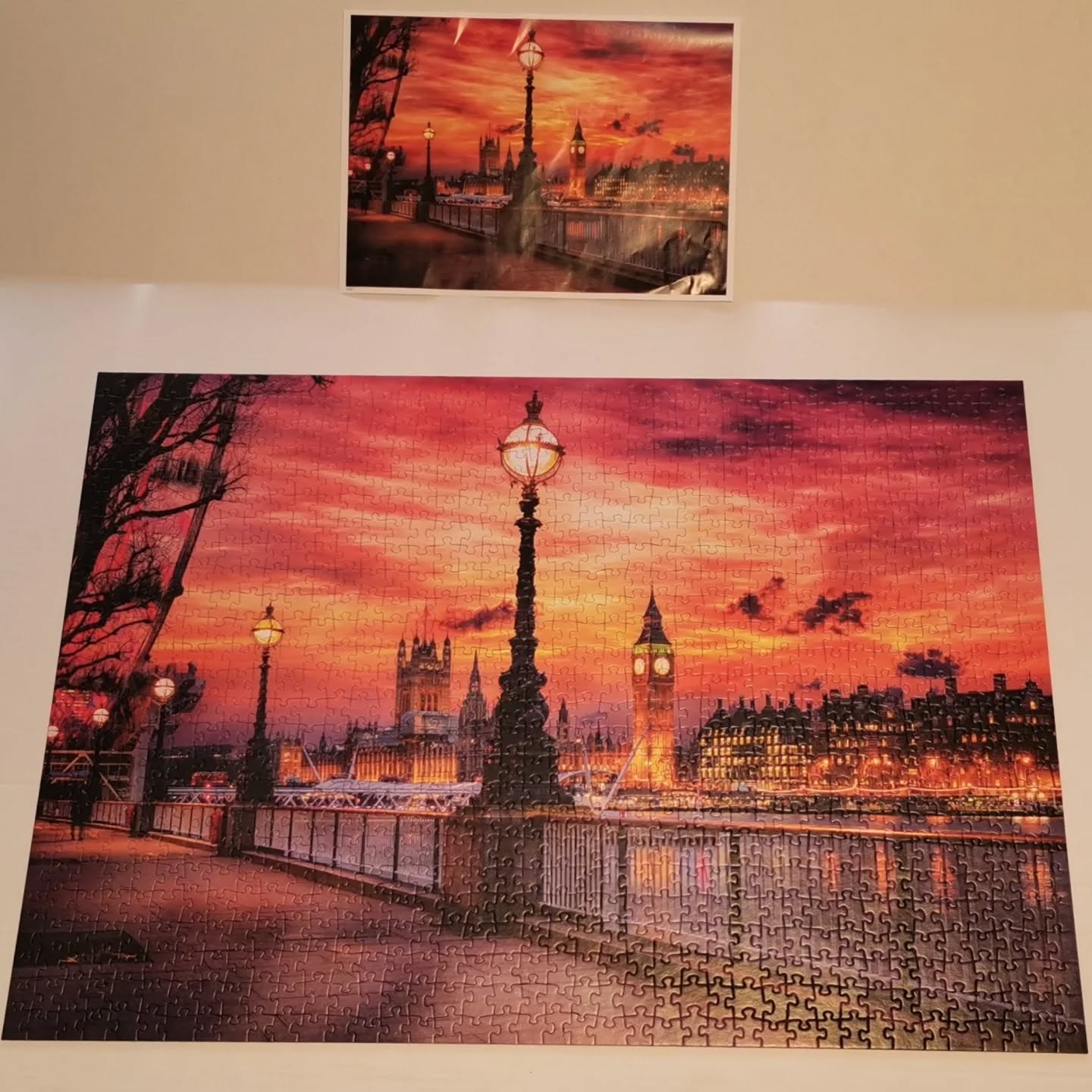 This is not the first puzzle my wife has made. But for the most complex, I would single out the Brooklyn Bridge at Night puzzle, which was so black that I wondered how it could be made. To make the coincidence even more convincing, here I am in 1986 and the puzzle that my wife bought almost a month ago and put together in a week in her free time.