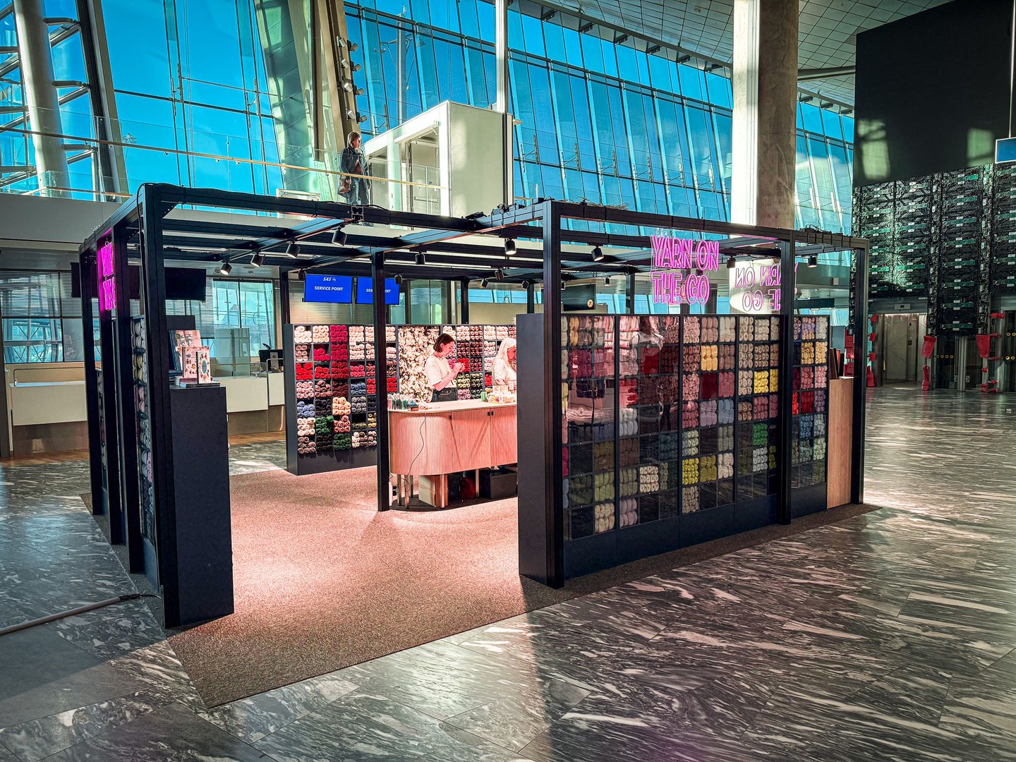 Helhet i hvert prosjekt ✨
Fra idé til ferdig løsning – alt henger sammen når detaljene teller.
Her har vi vært på Gardermoen og designet, samt montert opp en Pop-up Shop for Tjorven Garn.
#innredning #butikkdesign #newshop #interiør #prosjekt #belysning #norskdesign