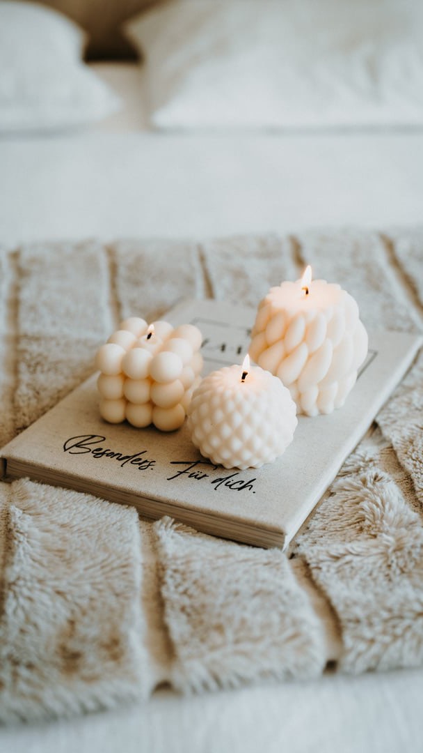 Wenn die Tage kürzer werden …
… wird es drinnen heller. Wärmer. Ruhiger.
Unsere handgegossenen Kerzen aus naturbelassenem Rapswachs bringen stilles Licht und viel Gefühl in deine Herbstzeit. 🍁 🍂
Jetzt im Shop entdecken – liebevoll gefertigt, für besondere Momente. 🕯️✨
#laviaatelier #lvatelier #besondersfürdich
#jesmonite #jesmonitedesign #jesmonitehomeware #handmade #homedecor #homedecorideas #homedecoration #deko #geschenkidee #handmadegifts #wohnaccessoires #interior #decorideas #kerzen #candles #herbst #autmn