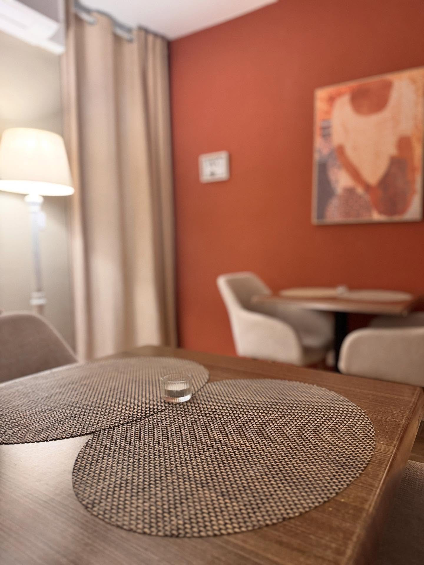 Ouverture de votre café commerce dans moins de dix minutes. Le matin nous arrivons plus tôt pour la mise en place et préparer les salles.
Le mauvais temps s’installe, plus de place au bar ? Installez vous dans un cadre chaleureux pour boire une boisson chaude avec vos proches.