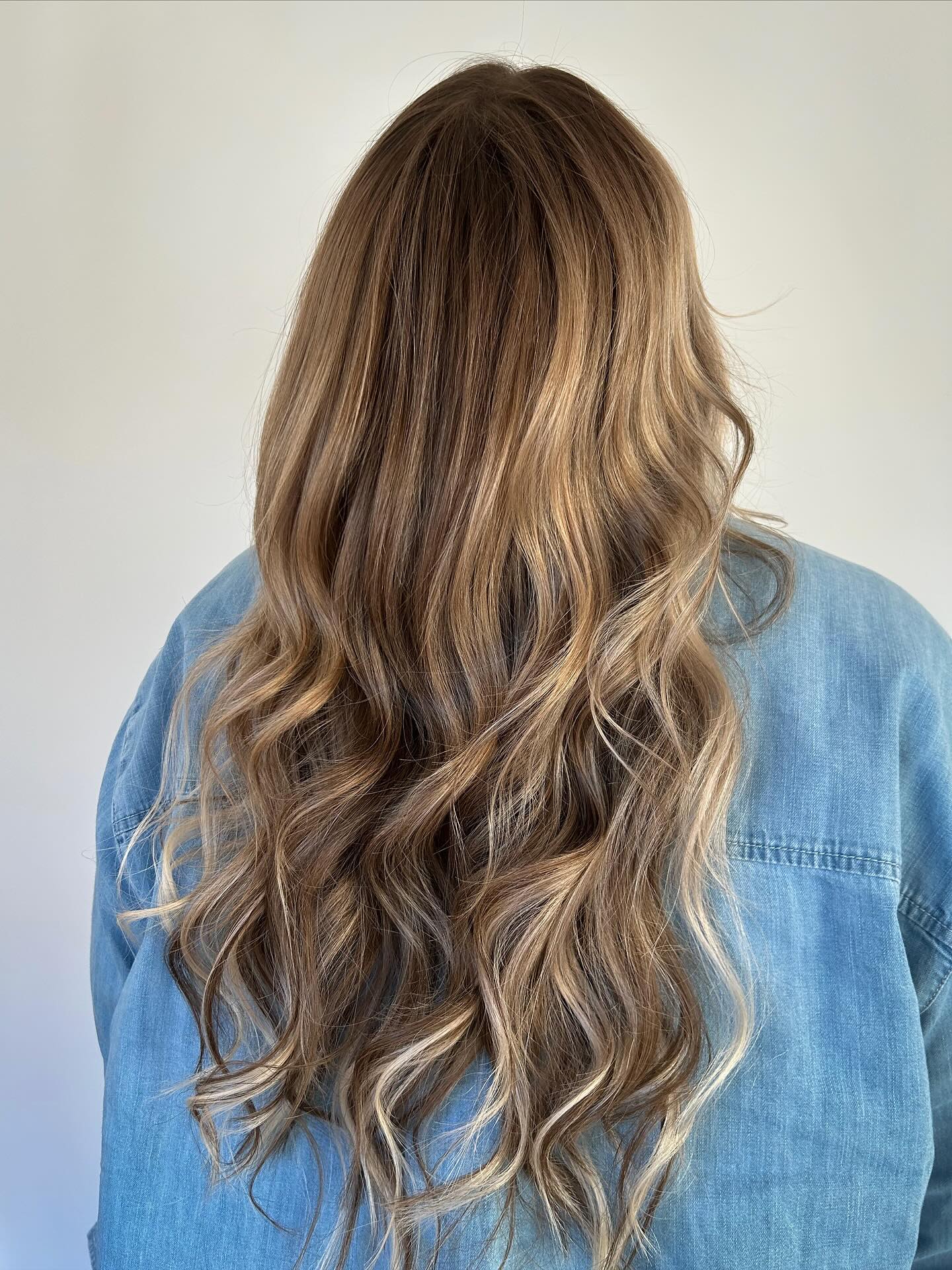 K-TIP TRANSFORMATION >> SWIPE FOR THE PROCESS: ✨
4.5 month maintenance is all you need with k-tips! We kicked off our full day with
- K-Tip removal
- Full highlight & lowlight
- Install
We finished with a blended lived-in blonde with length & fulness for the fall and winter season 🍂🤎
•
•
•
•
•
•
•
#greensboro #greensborosalon #highpointsalon#uncg #elonuniversity #highpointuniversity #hpu #triadncsalon #greensborofood #greensborophotographers #greensboronailsalon #blondes #balayage #highlights #greensboroblondespecialist #greensboroextensions #highpointextensions