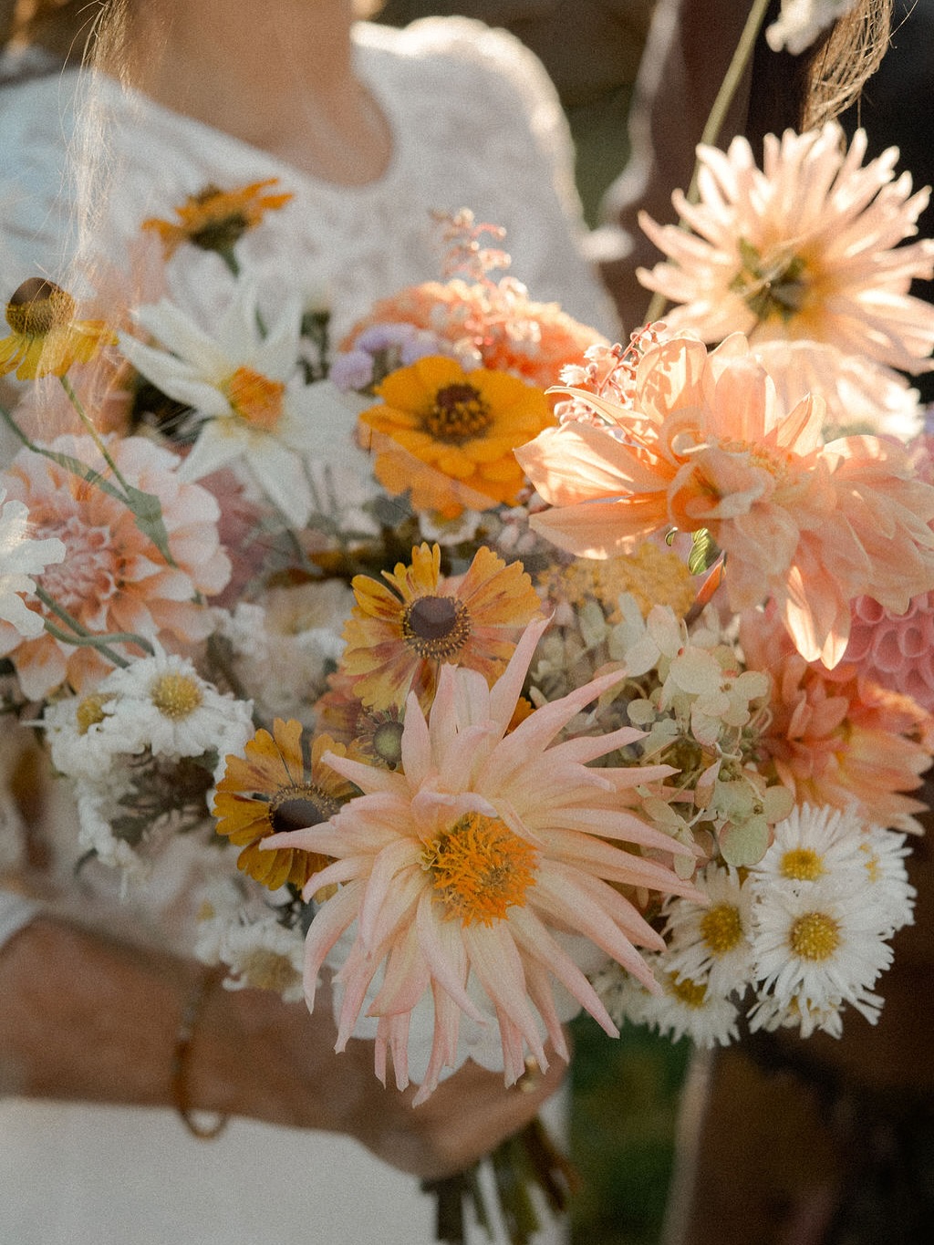 Il était grand temps de vous montrer ce mariage qui a fait partie de ceux que j’affectionne tout particulièrement : un concentré de gentillesse, de beauté et de confiance.
Lumière d’automne, détails soignés, une atmosphère douce, c’est ce genre de journée qui me rappelle pourquoi je fais ce métier.
Et même si j’adore imaginer des grands décors j’aime tout autant ces projets plus légers, où chaque détail est pensé avec cœur, qui s’aligne parfaitement avec mon éthique.
Merci à @margaux_stein et à tous les prestataires de ce beau jour. @solveigandronan, @juliette_meyer_ @levalgaudry @theblackmachinedj
Et merci à tous mes mariés de cette saison 2025 de m’avoir confié le fleurissement de leur journée de fête!
#ecofleuriste
#fleuristeécoresponsable
#mariageecoresponsable
#fleurslocales
#fleursdesaison
#mariagegreen
#slowwedding
#slowweddingfrance
#mariageethique