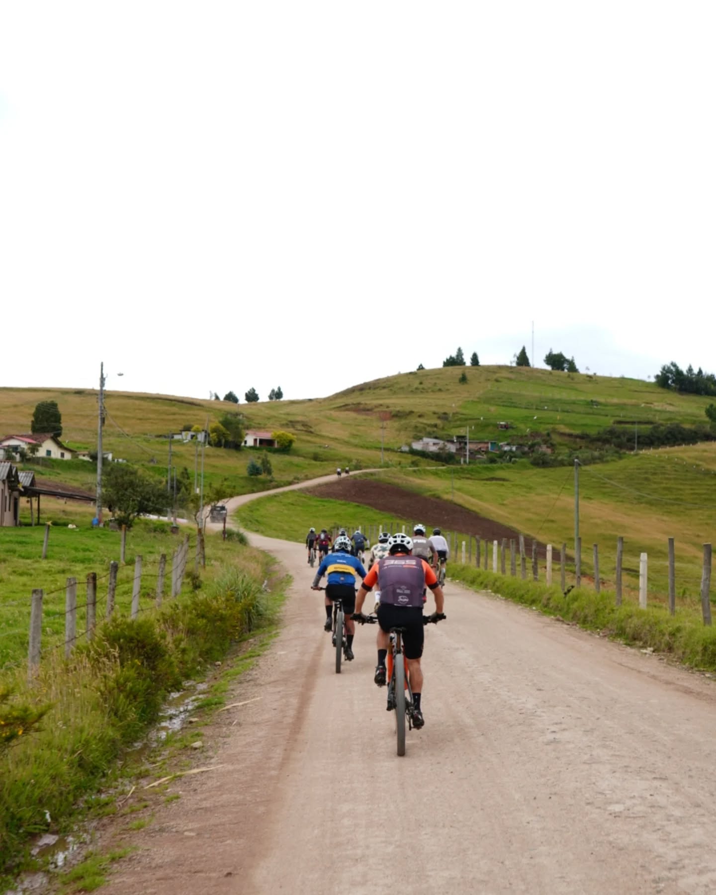 No te olvides que hoy a las 20:00h vía Instagram Live @bikepacking.ecuador , tenderemos un conversarorio con @danielaregalado_ y @alfonso.borja sobre lo que significa el Gravel en Ecuador. Aprovecharemos el espacio para responder todas las dudas sobre el #Gravelfest
No te olvides que esos maravillosos lastres de Cuenca nos esperan el 6 de Diciembre... #Gravelfest
@setecientos.cc
@pirelli_cycling
@lap.ccc
@specializedec
@shimanoecuador
@naturhotel_
@deportistasaotronivel
@toscana.alimentos
@593premiumlager