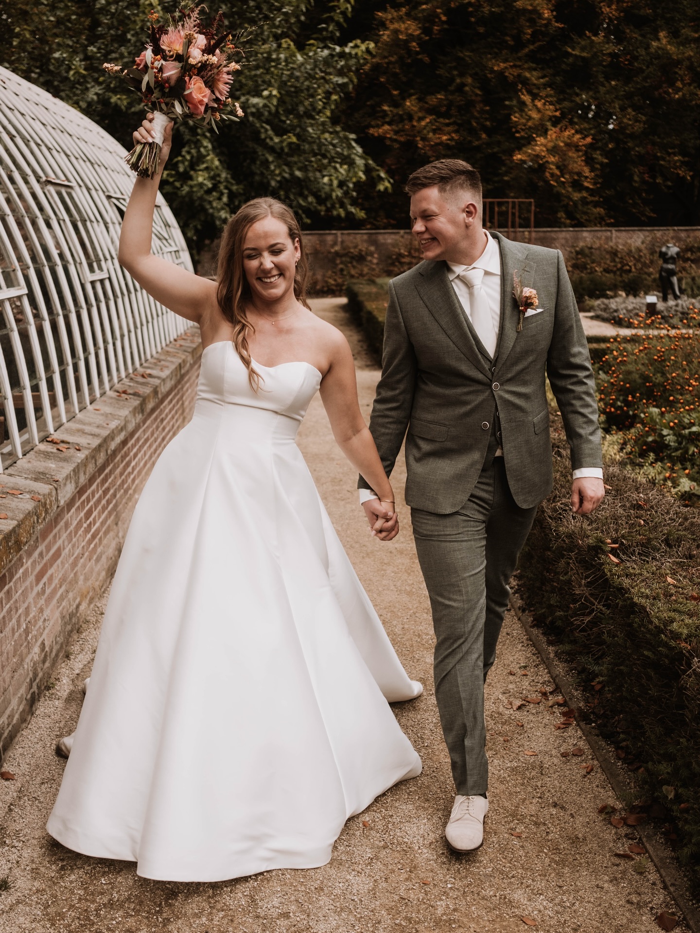 Dat moment na de ceremonie, wanneer je net ‘ja’ hebt gezegd!🤍
.
.
.
.
#bruidsfotografie #trouwfotograaf #trouwfotografie #trouwenin2026 #havixhorst #fotografiebruiloft #bruiloftfotograaf