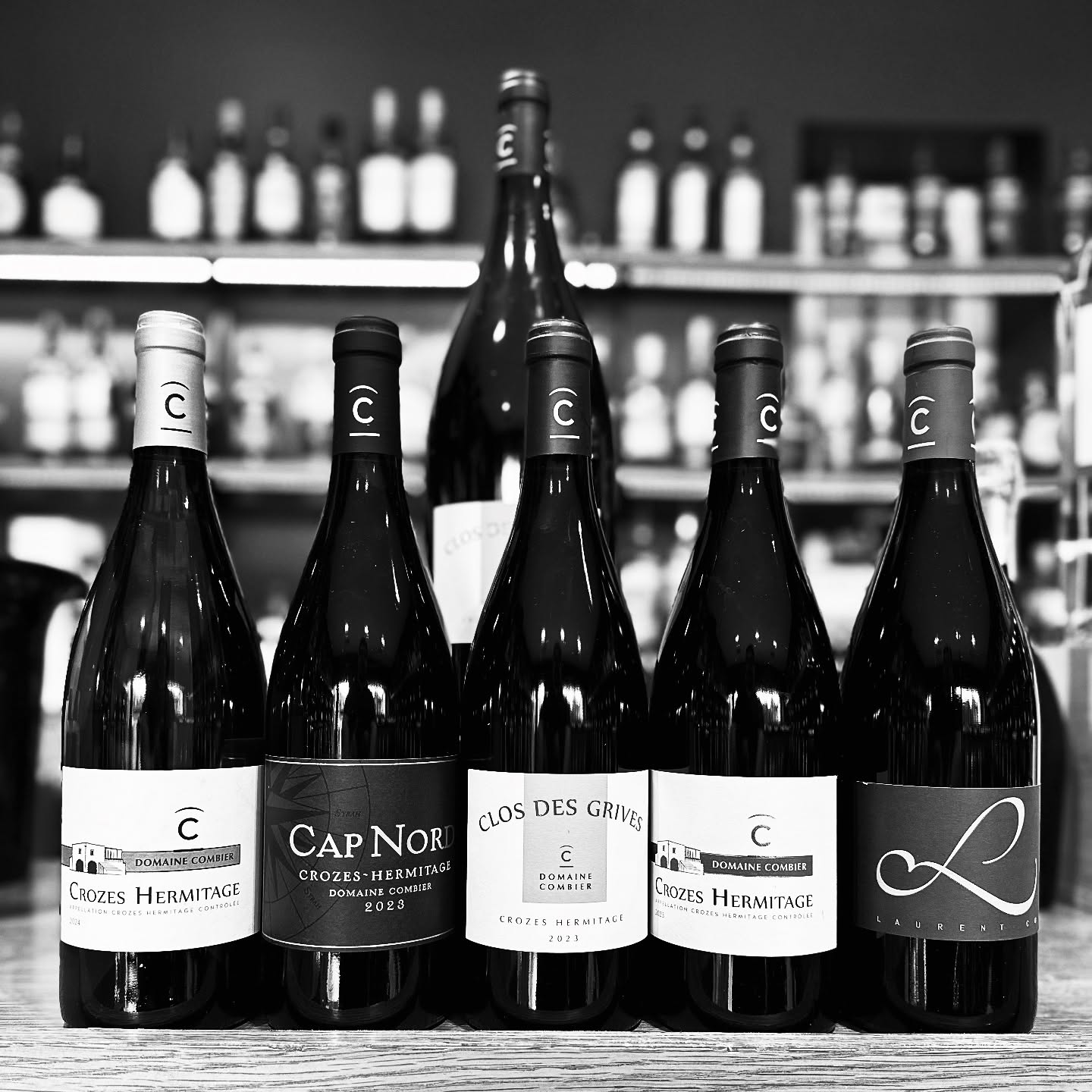 Elle est pas belle ma collec ?
Vous aimez la syrah?
J’ai ai tout plein avec le domaine Combier à Crozes Hermitage.
Fameux domaine du Rhône Nord, le domaine Combier produit des vins fins et délicatement épicés.
Cuvée L, sur la fraîcheur
Cuvée domaine, plus sérieuse et les fabuleuses cuvée CAP Nord et clos des Grives taillées pour l’automne.
On adore !
#fiercommeunbartabac
#syrah #combier
#crozeshermitage
#cannes #marcheforville
#cannestagram #instacannes