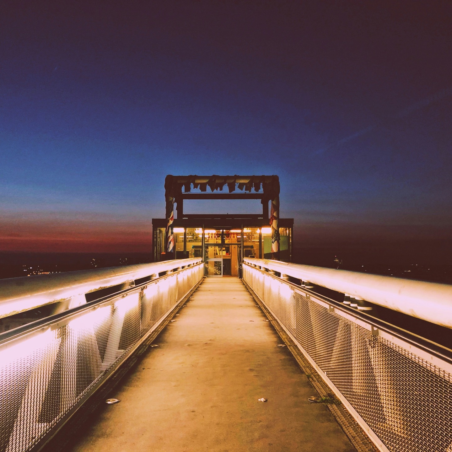 🧡
.
.
.
© @alexrvasey v/ @unsplash
.
.
.
#180editions #mangezlocallisezlocal #bruxelles