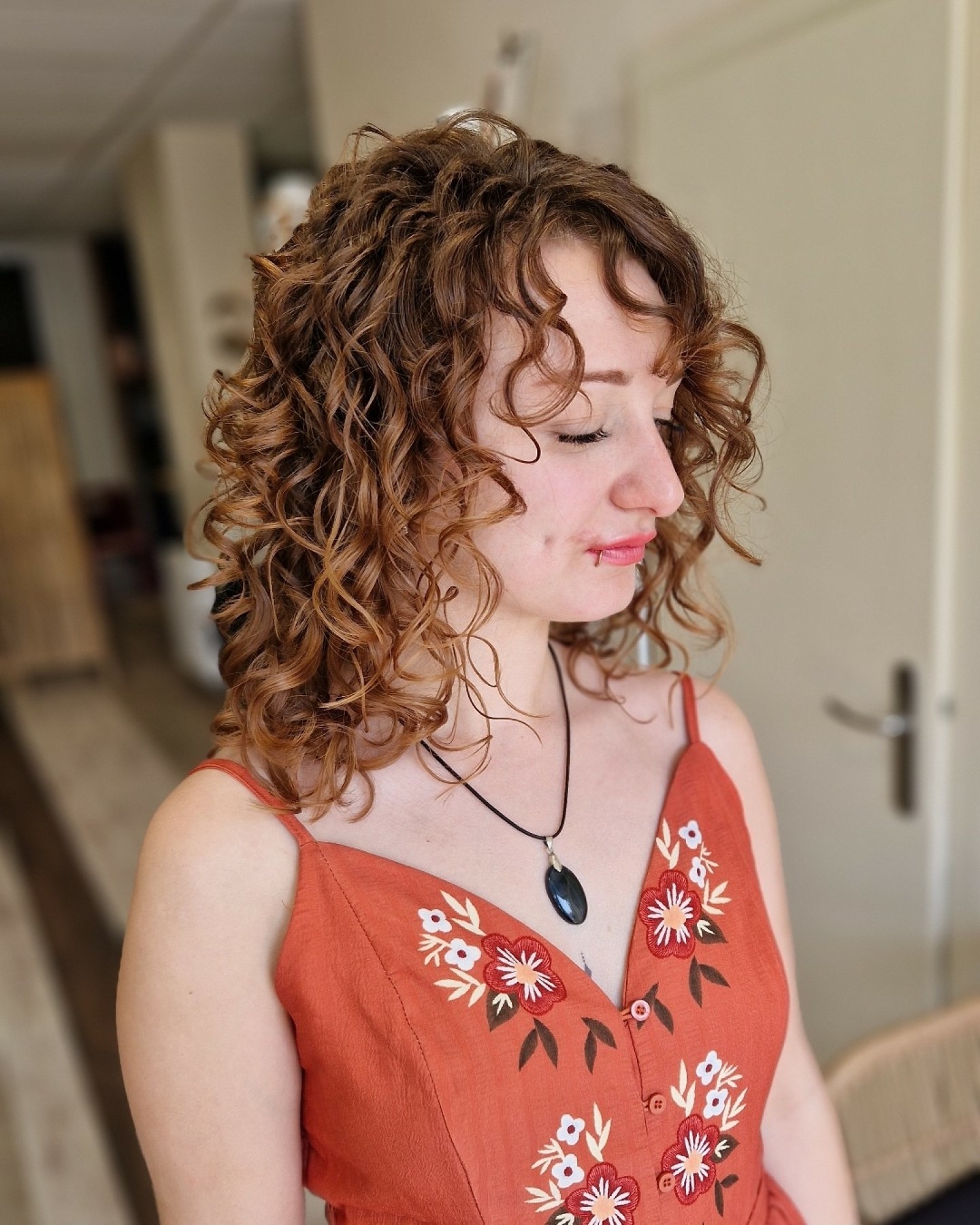 Plus de brillance et plus de volume 💛 Ces boucles retrouvent tout leur éclat et leur énergie !