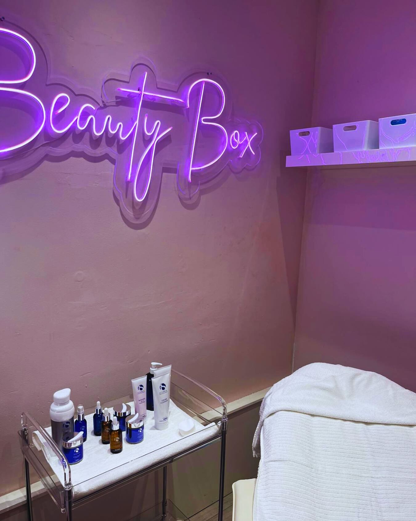 SOMETHING NEW IS COMING......
Can you guess what it is???
#TheGlowBarLDN #SkincareTreatment #LondonClinic #LondonBeauty #GlowingSkin #SkincareExperts