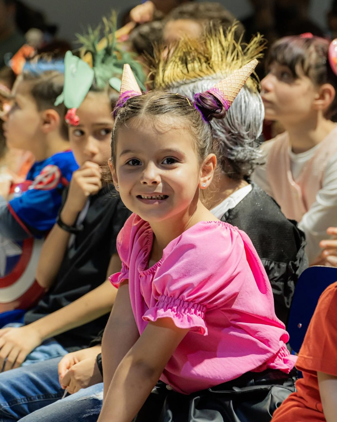 Neste último domingo, dia 12, vivemos uma noite divertida e cheia da presença de Deus no nosso culto especial do Dia das Crianças! 🧸✨
Com o tema Cabelo Maluco, celebramos a criatividade que Deus nos deu, a alegria da infância e a beleza de estarmos juntos como família em Cristo!
Entre louvores, risadas e aprendizados, vimos o quanto é precioso ensinar as verdades do Evangelho desde cedo. ❤️
Agradecemos a cada criança, família e voluntário que participou desse momento inesquecível. Que Deus continue levantando essa geração para fazer a diferença! 🌱🙌