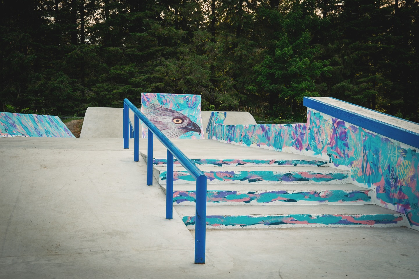 Le skatepark d’Alfred!
Mon projet préféré de l’été! My first projet after retiring for full time production work with LNDMRK/Mural. This massive surface offered many challenges. Painted at the hottest time of the year. Colors! Rural community! Nature references! My 16 yrs old skateboarding self is so happy that I was able to happen. The eye of the osprey always watching!
…
#skatepark #mural #ontario #francoontarien #ville #alfred #alfredplantagenet #osprey #fish #skate #skateboard #spraypaint #urbanart #streetarteverywhere #notyouraveragephotographer #jmejnx #jnx #jamiejanx