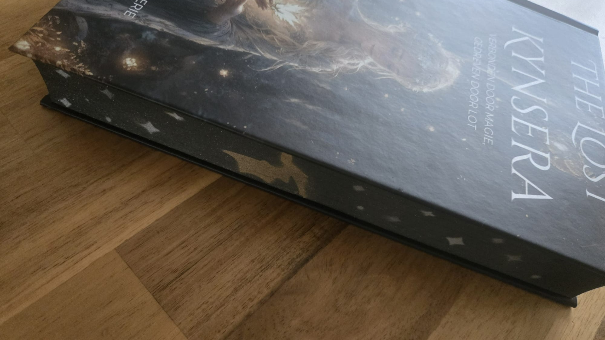 Deze hardcoverkleur-editie van The Marked Souls is in perfecte staat — op één klein detail na: de draak op de rug vliegt... ondersteboven. STOM, we weten het 😅
Daarom bieden we dit exemplaar aan voor €20 in plaats van €31.
Slechts 1 beschikbaar via de website — en hij kan meteen verzonden worden.
#themarkedsouls #romantacy #boekliefde #bookstagramnl #indieauteur #limitededition #hardcover #bookdeal #boekentip #fantasyboek #auteuruitbelgie #leesliefde #bookcommunity #booklover #boekenaanrader #auteursleven #duurzaamlezen #indieauthor #romantacybooks #fantasyreads